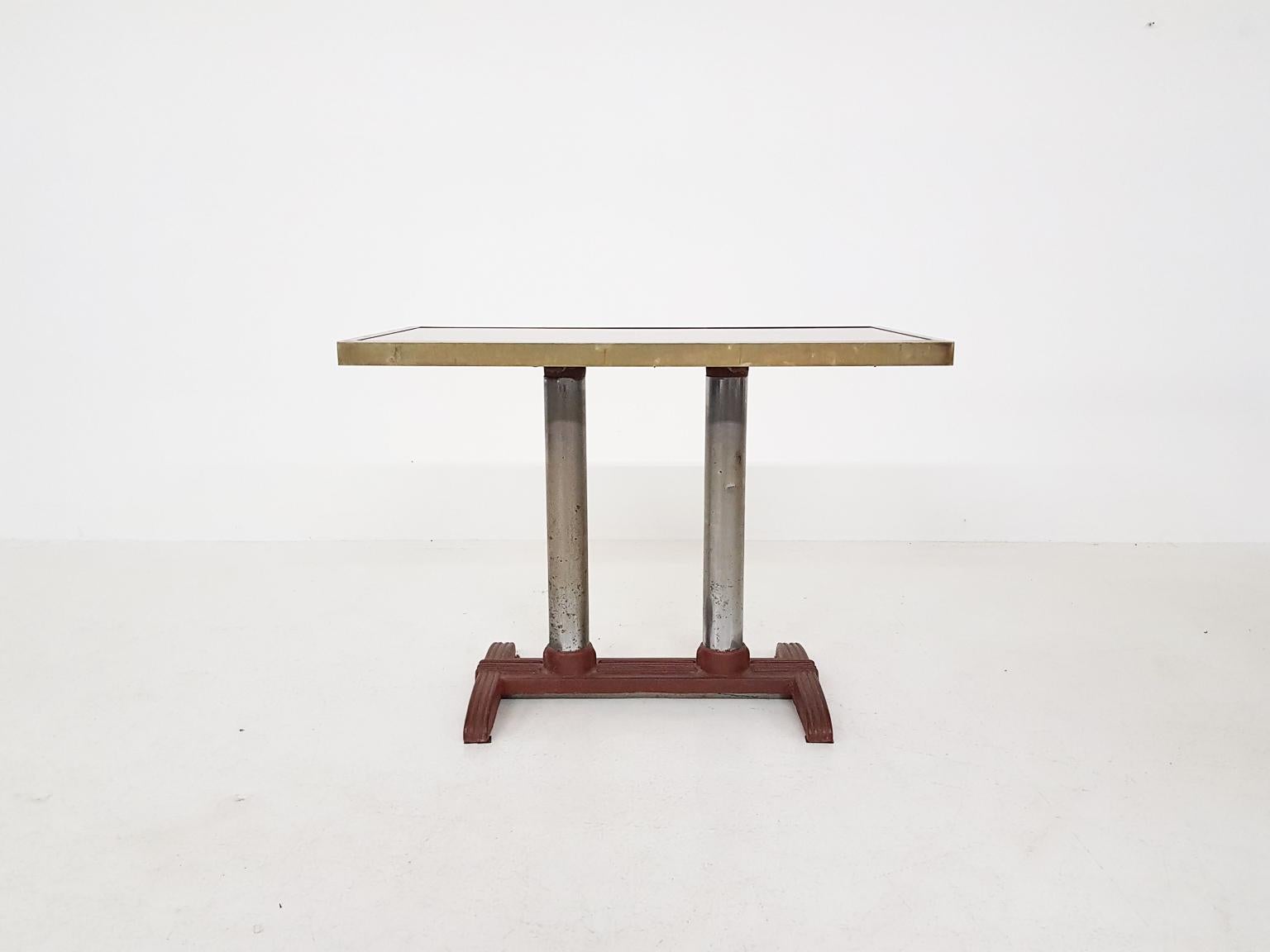 Sehr schwerer Tisch, der als Beistell-, Konsolen- oder Gartentisch verwendet werden kann. Sie können aber auch einen Stuhl davor stellen, um ihn als kleinen Schreibtisch zu benutzen. Hergestellt zwischen 1900 und 1930.

Dieser Tisch stand in einem