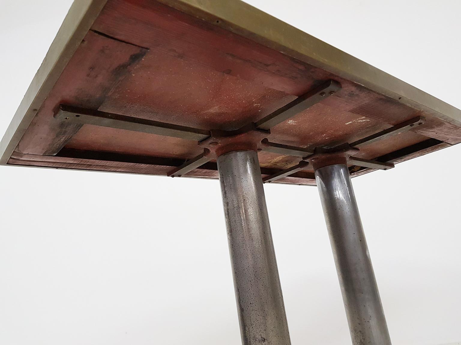 20ième siècle Vieille table d'appoint, console ou table de jardin industrielle en fer forgé, Pays-Bas en vente