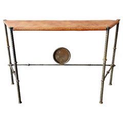 Consola vintage de hierro forjado con tapa de cuero