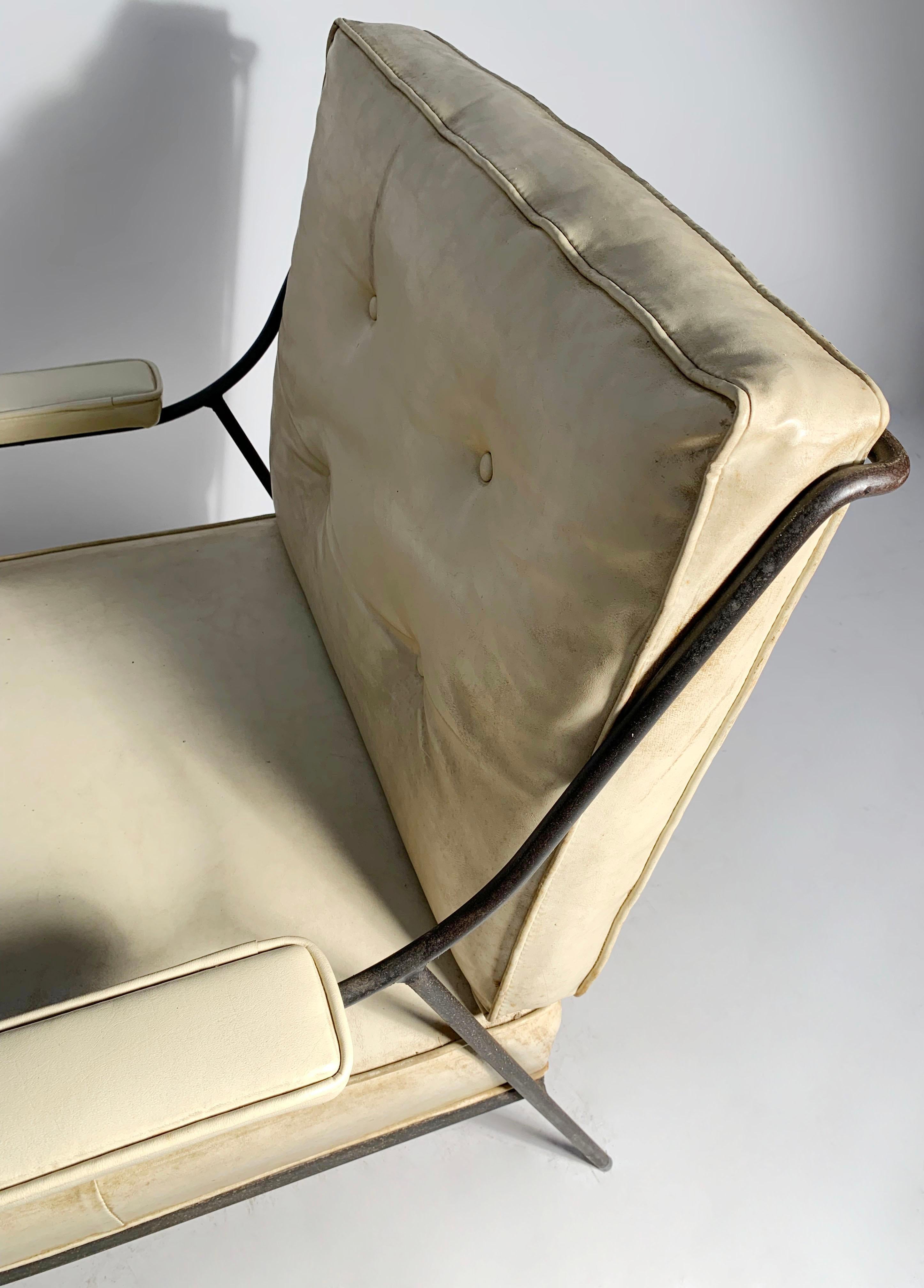 Eleganter schmiedeeiserner Loungesessel von Milo Baughman (20. Jahrhundert) im Angebot