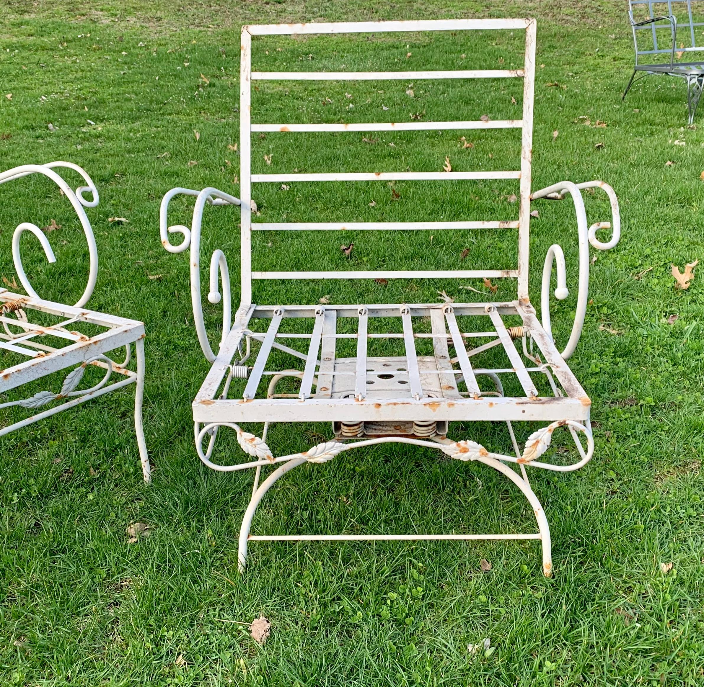 Vintage Wrought Iron Loveseat und Sessel.

Schwere schmiedeeiserne Garnitur mit geschwungenen Armen im Stil von Salterini. Beinhaltet eine schmiedeeiserne Sitzgruppe und einen passenden Sessel mit tiefen Sitzen.

Perfekt für jede Terrasse, jeden