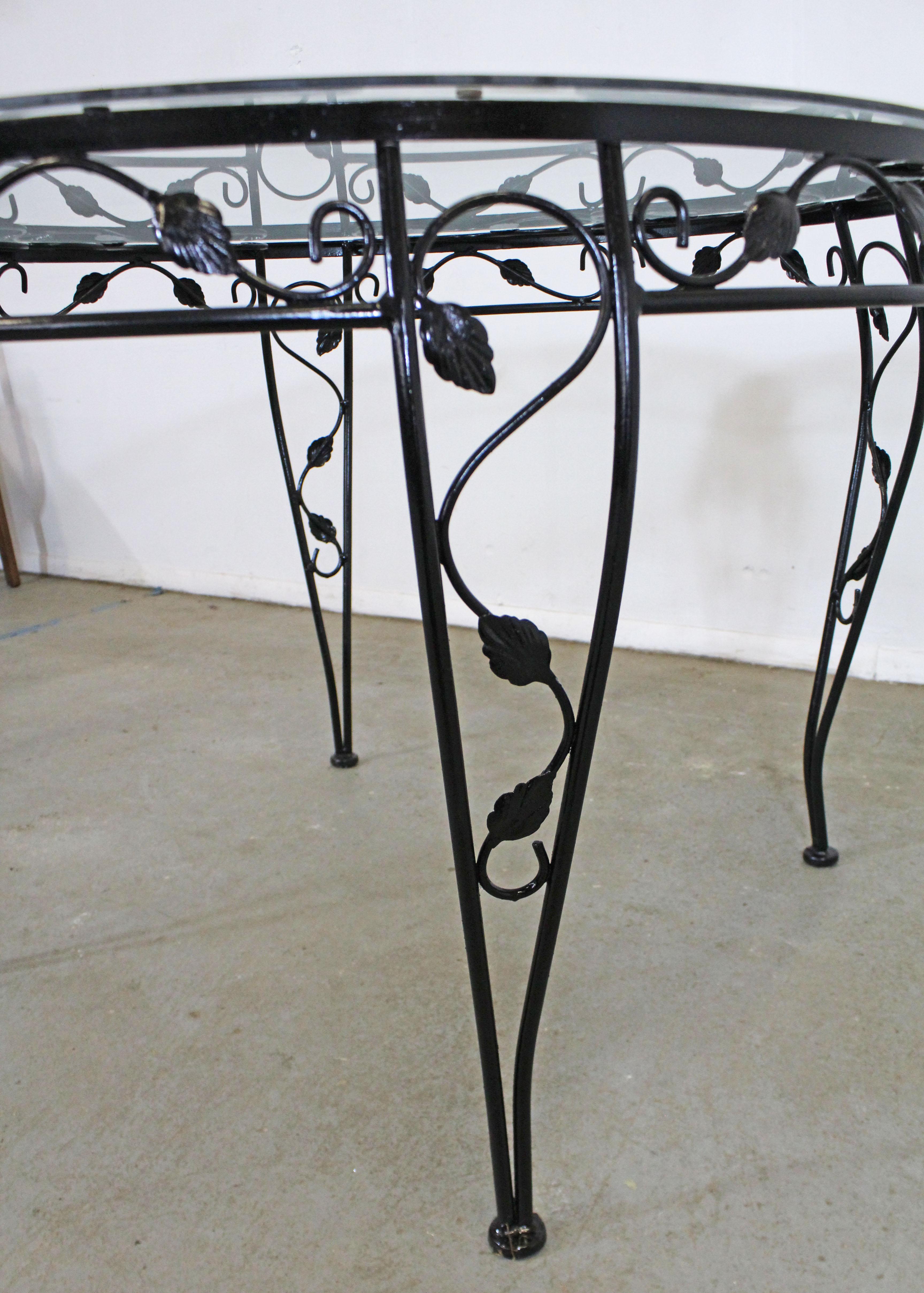 Vintage Wrought Iron Meadowcraft Iron Outdoor Patio Round Dining Table In Good Condition In Wilmington, DE