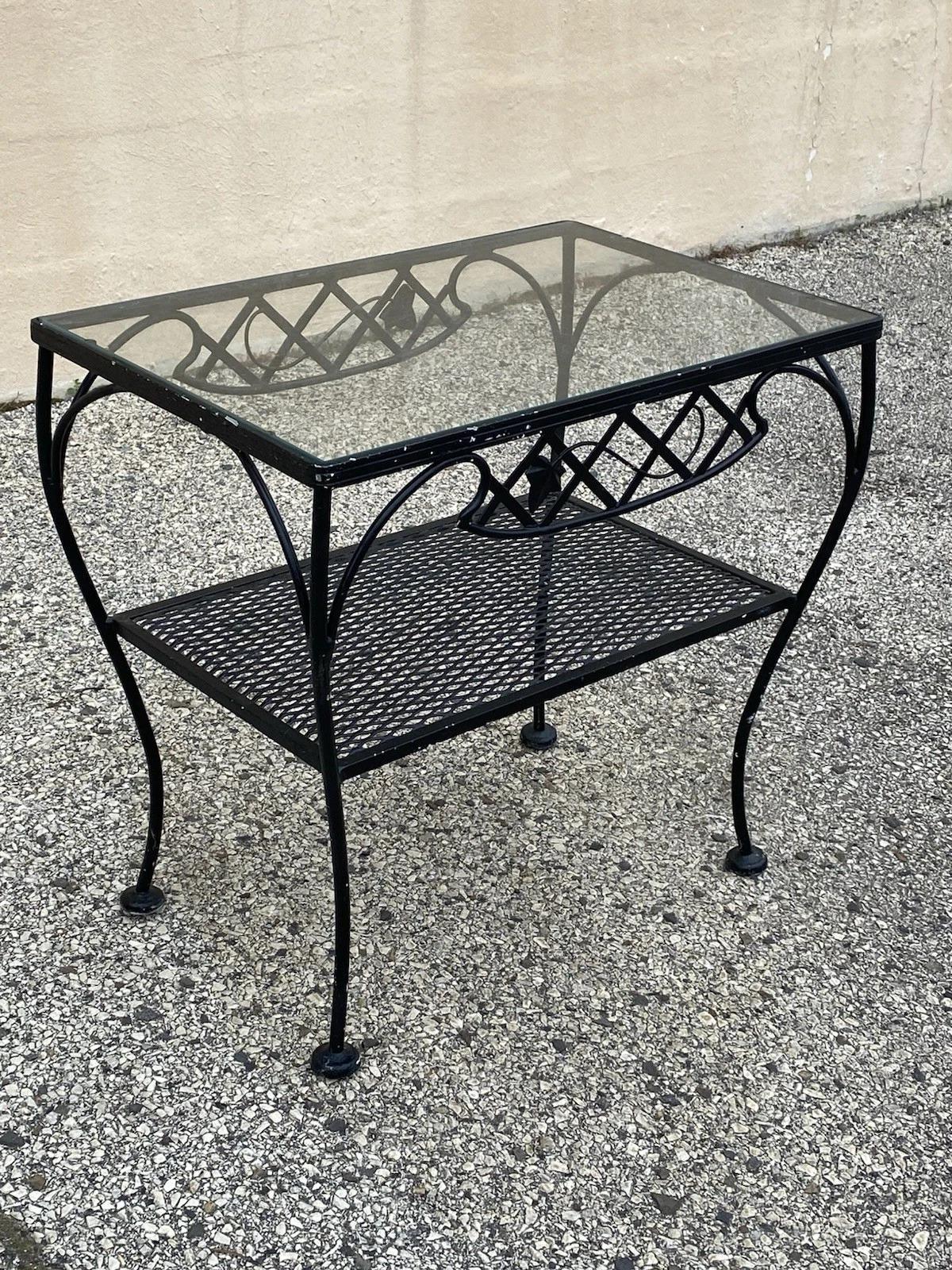 Envíanos un mensaje con tu código postal para solicitar un presupuesto de envío nacional más razonable.

Mesa auxiliar de jardín estilo Art Nouveau vintage de hierro forjado Meadowcraft/Salterini de 2 niveles con tapa de cristal. Mediados del siglo