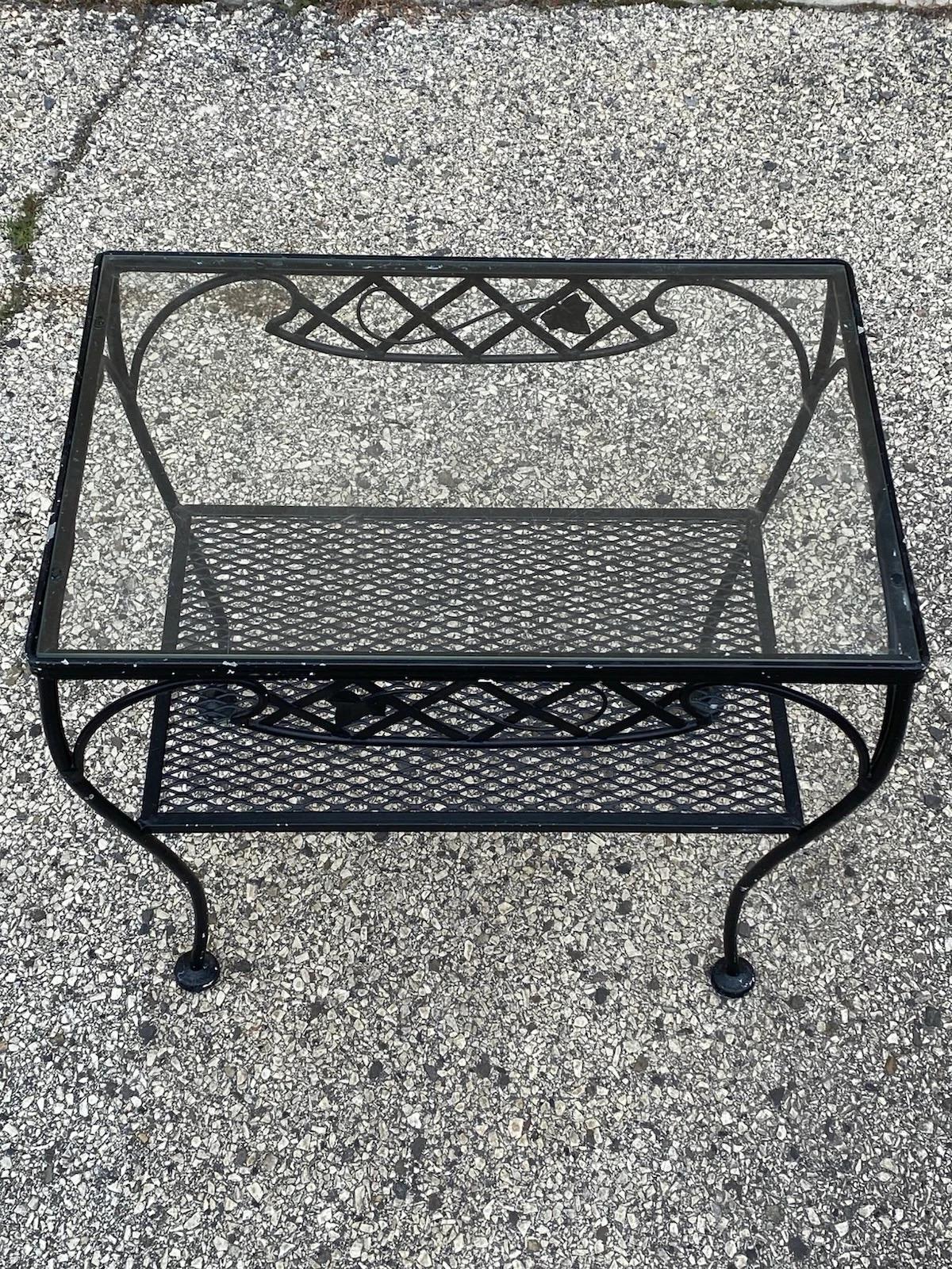 Mesa auxiliar de jardín de 2 niveles estilo Meadowcraft Salterini de hierro forjado vintage Art Nouveau en venta