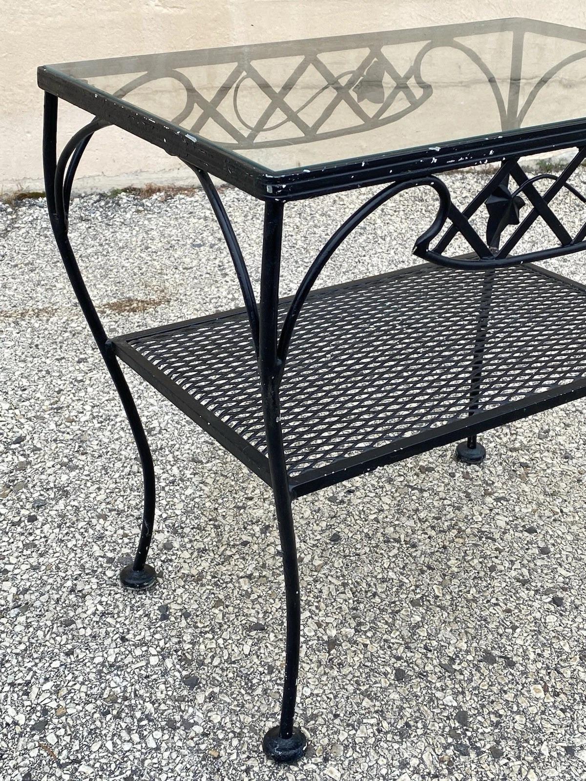 Mesa auxiliar de jardín de 2 niveles estilo Meadowcraft Salterini de hierro forjado vintage en Bueno estado para la venta en Philadelphia, PA
