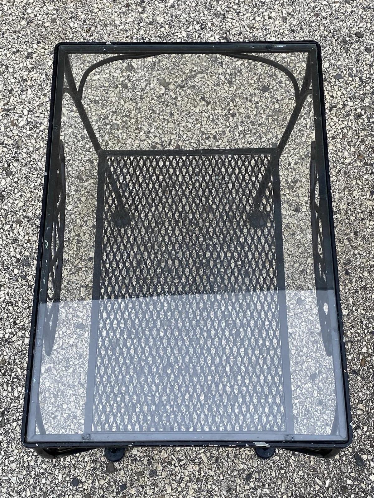 Mesa auxiliar de jardín de 2 niveles estilo Meadowcraft Salterini de hierro forjado vintage siglo XX en venta
