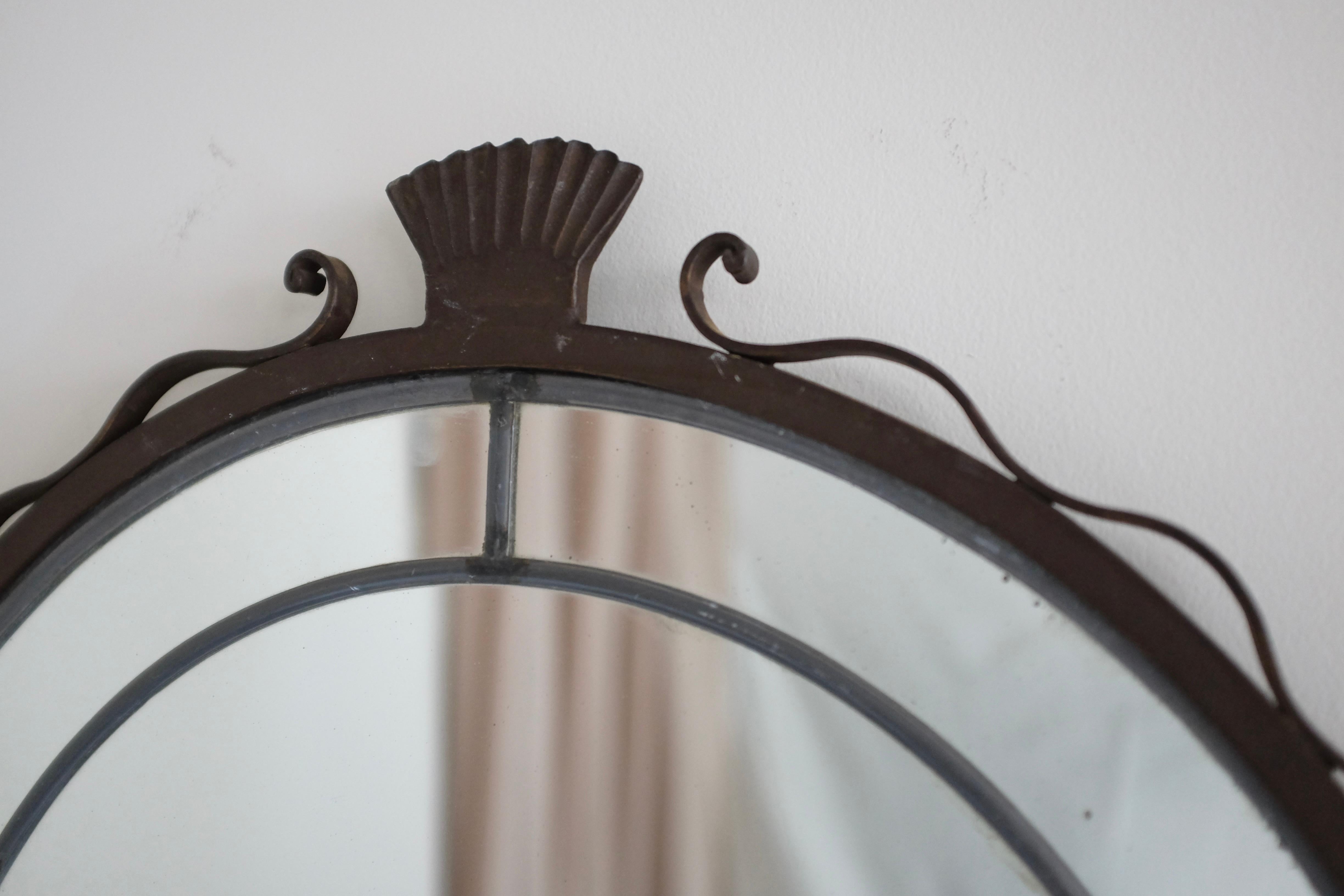 Vintage Schmiedeeisen Spiegel mit Bleiglas mit dekorativen organischen Details auf der Oberseite. Glas und Eisen mit altersgemäßen Gebrauchsspuren.

Abmessungen: H 22 in (inkl. Dekorationselemente) x B 20 in