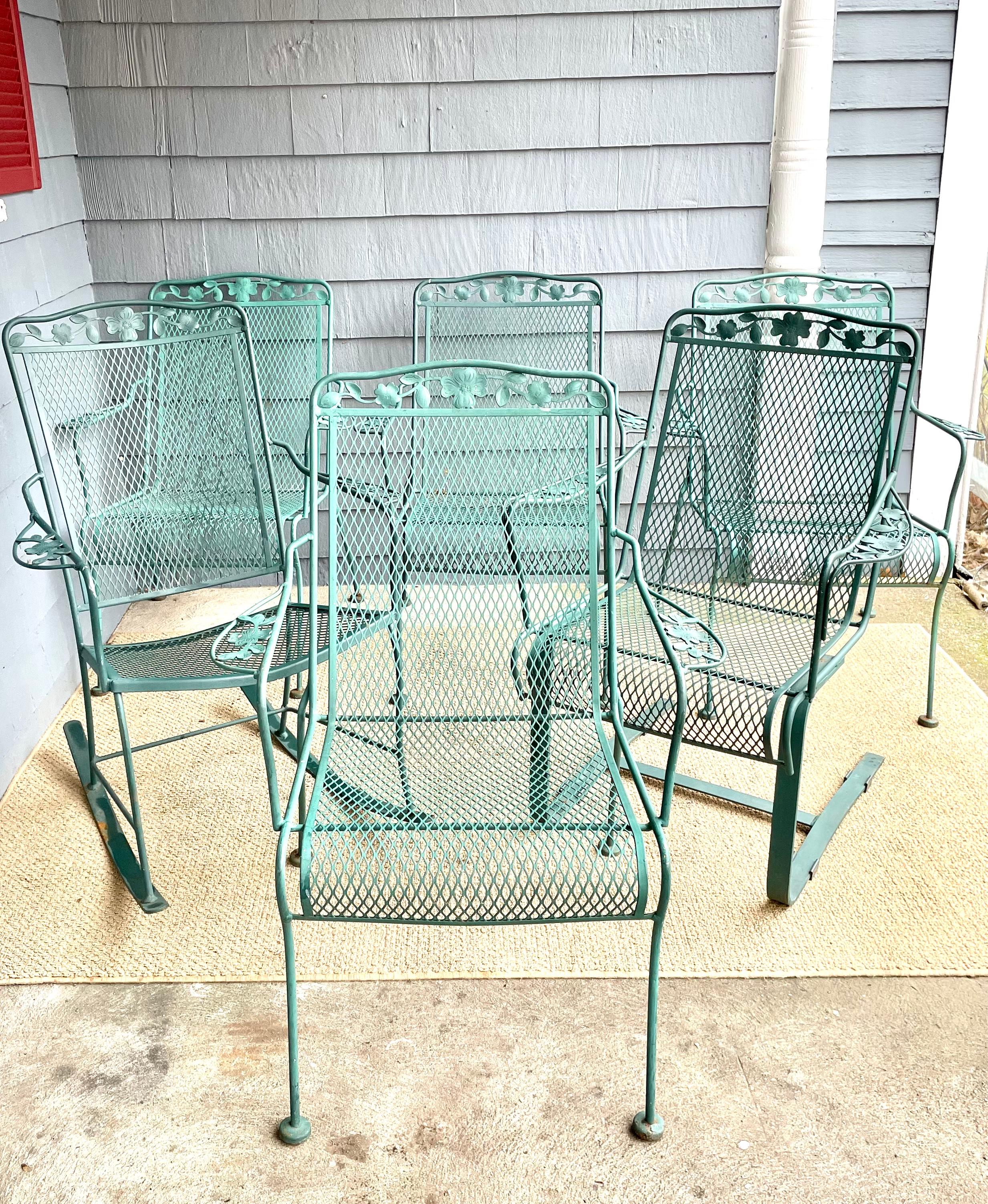 Disponible maintenant pour votre plaisir et prêt à être expédié est un ensemble de 6 chaises de patio en fer forgé vintage, y compris un Rocker Arm Chair et Spring Chair pour l'extérieur. 

Cet ensemble de 6 chaises en fer forgé est le complément
