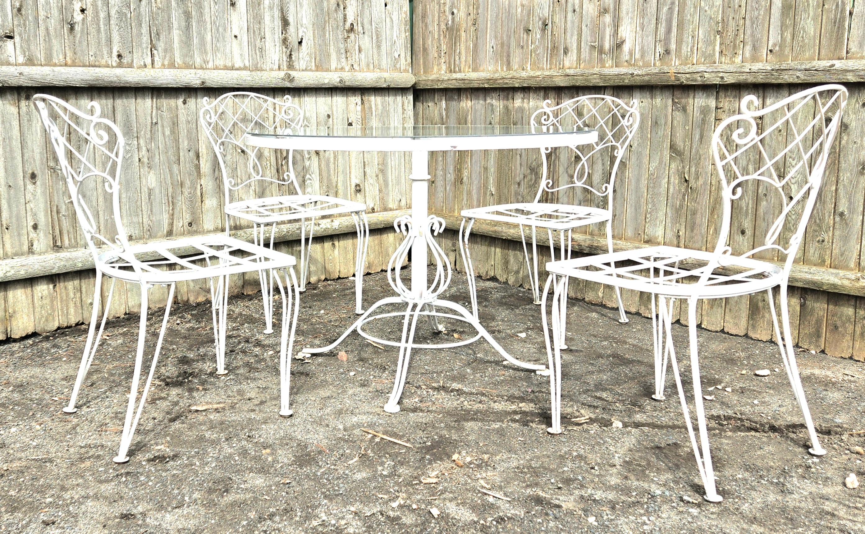 Disponible maintenant pour votre plaisir et prêt à être expédié est un ensemble de 4 chaises de patio en fer forgé vintage et une table à piédestal en fer forgé vintage assortie.

Cet ensemble de salle à manger en fer forgé de Woodard est le