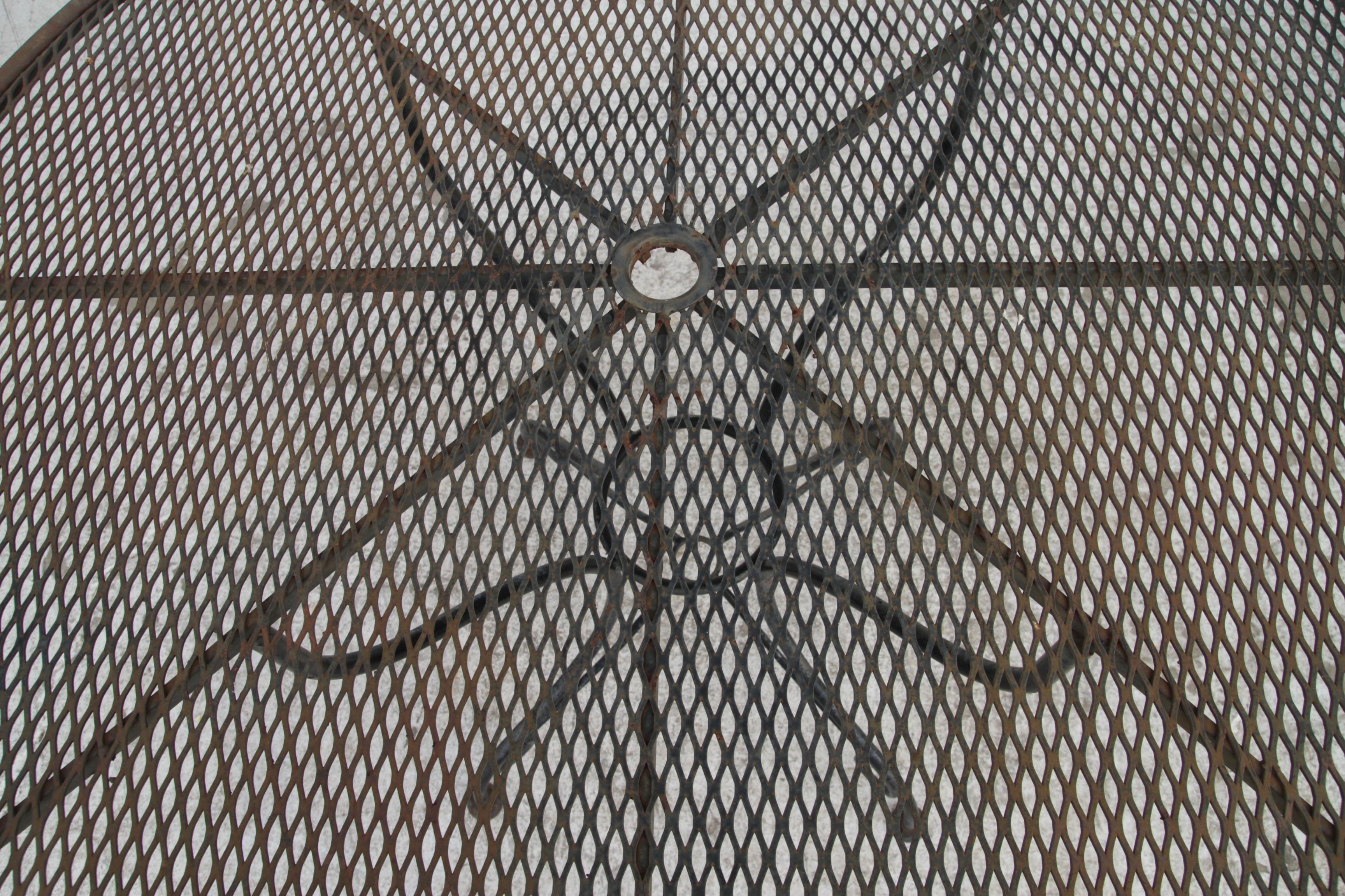 Vintage Salterini Wrought Iron Outdoor Patio Dining Set In Good Condition For Sale In Pasadena, TX