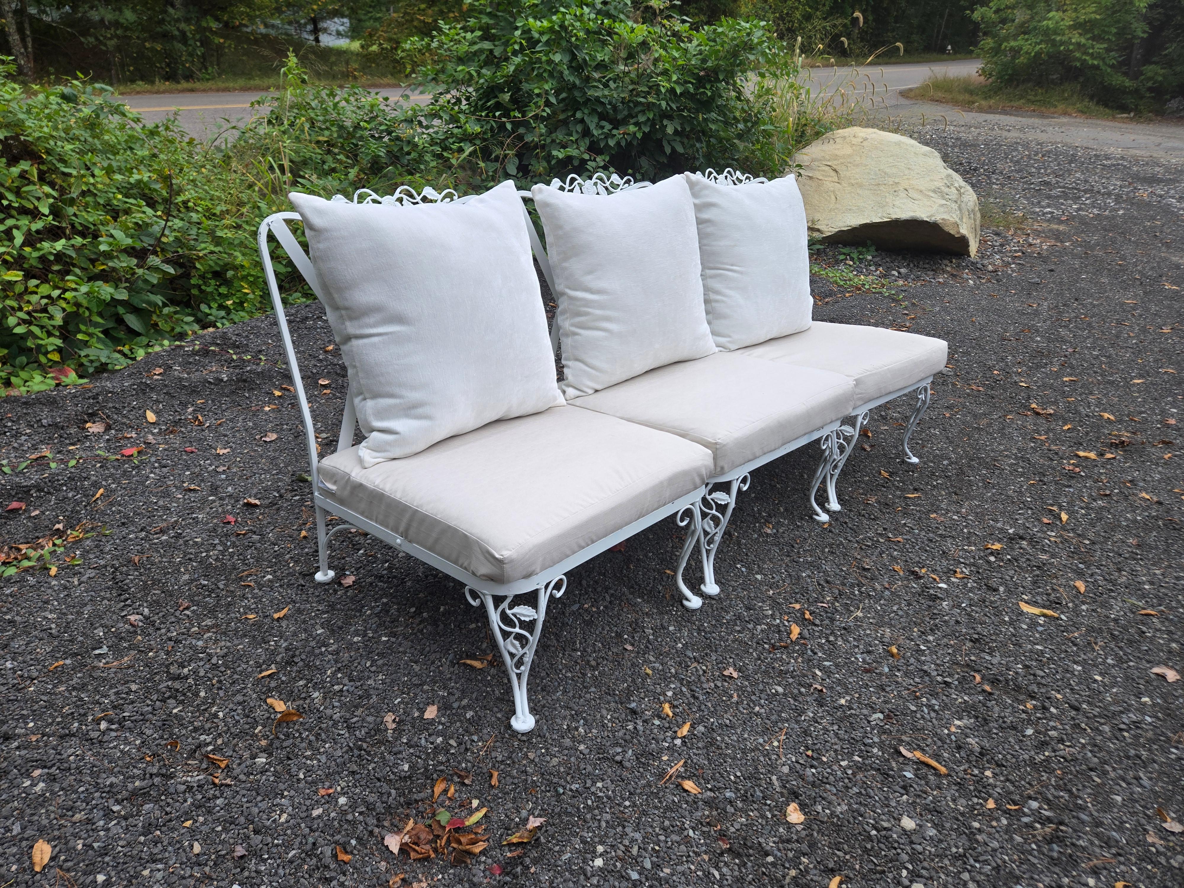 Meubles d'extérieur Russell Woodard avec coussins Bon état - En vente à Cumberland, RI