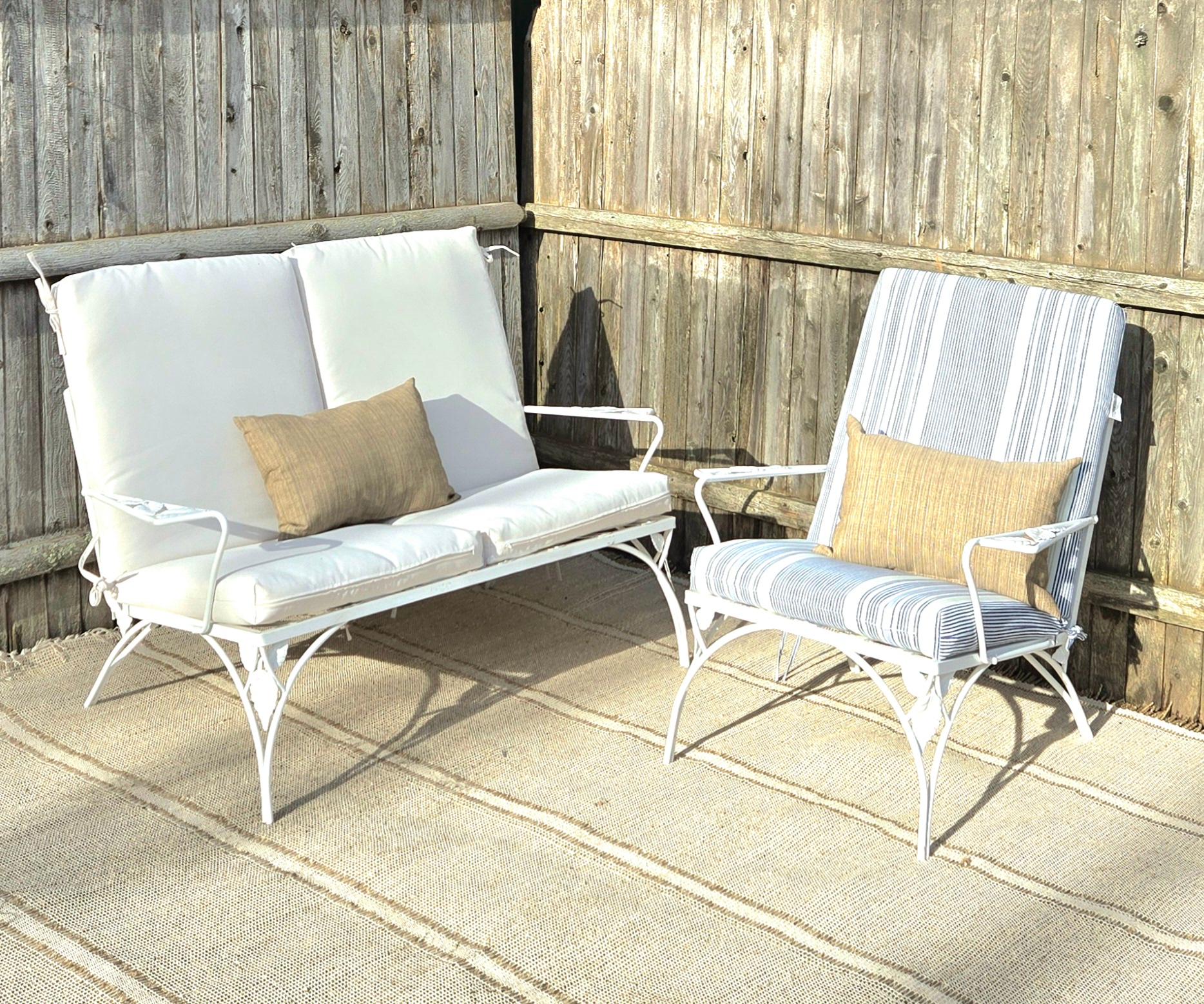 Dies ist ein schönes Set von Vintage-Terrassenmöbeln von Woodard, einer renommierten Marke für Gartenmöbel. Das Set besteht aus einem 2-Personen-Sofa und einem Sessel mit Seitenarm und Blattmotiv. Eine ausgezeichnete Wahl für jede Terrasse, jeden
