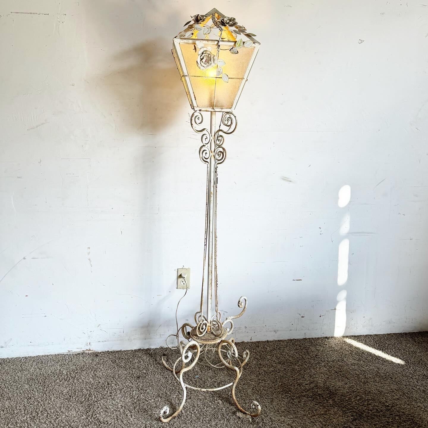Illuminez votre espace avec une lampe en fer forgé blanc vintage, mêlant élégance intemporelle et design classique.