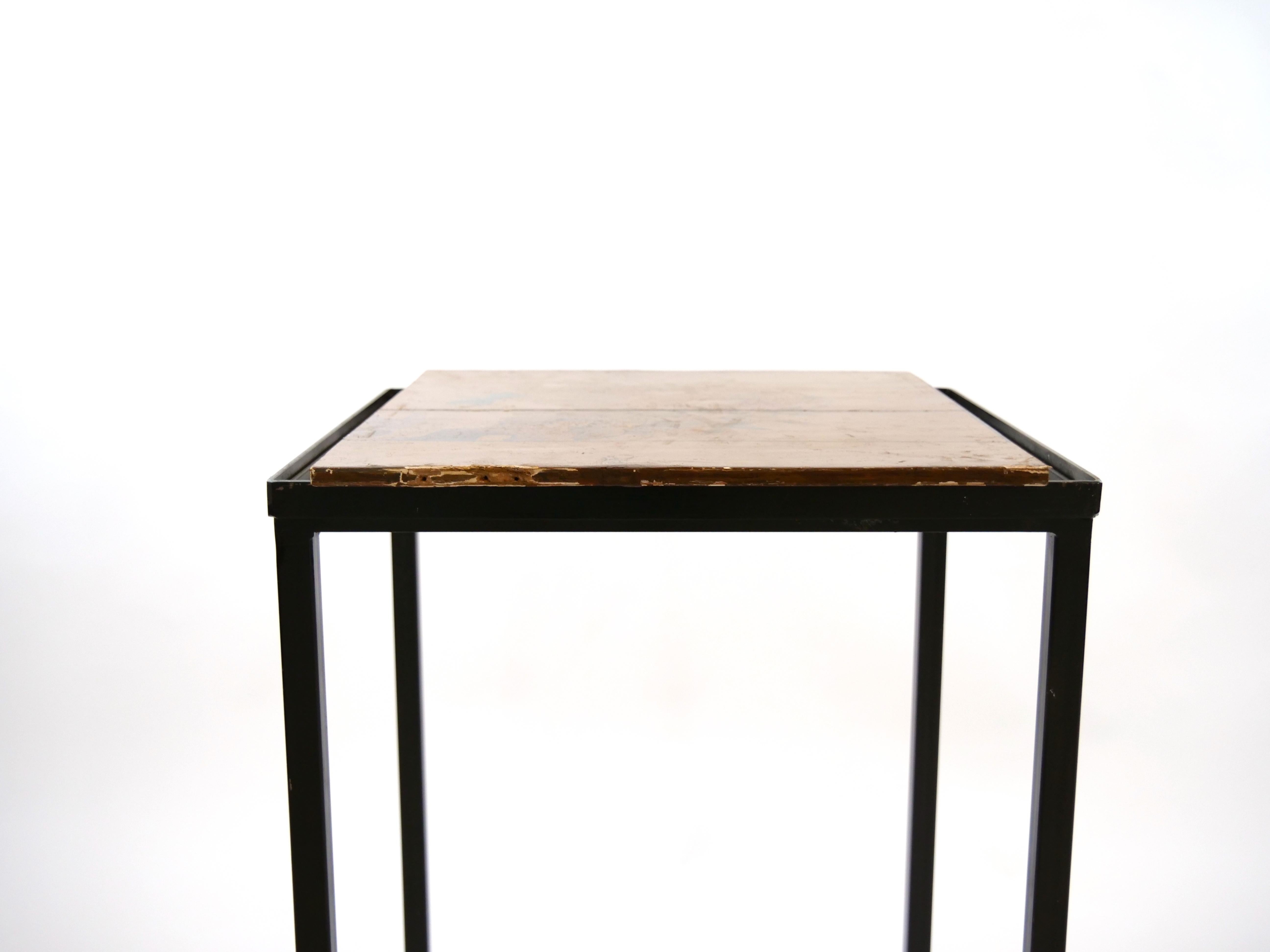 Tables d'appoint vintage en fer forgé / bois peint en vente 4
