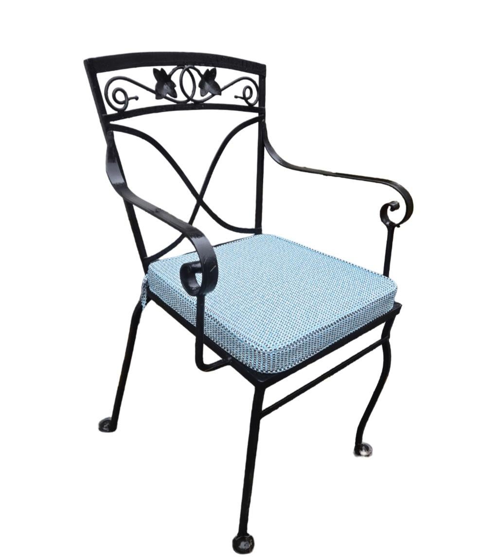 Ora offriamo opzioni di tappezzeria personalizzate in aggiunta al nostro negozio, che è specializzato in pezzi rari e difficili da trovare in ferro battuto vintage. Investi nel tuo patio creando un design di cuscini personalizzato che sarà unico per
