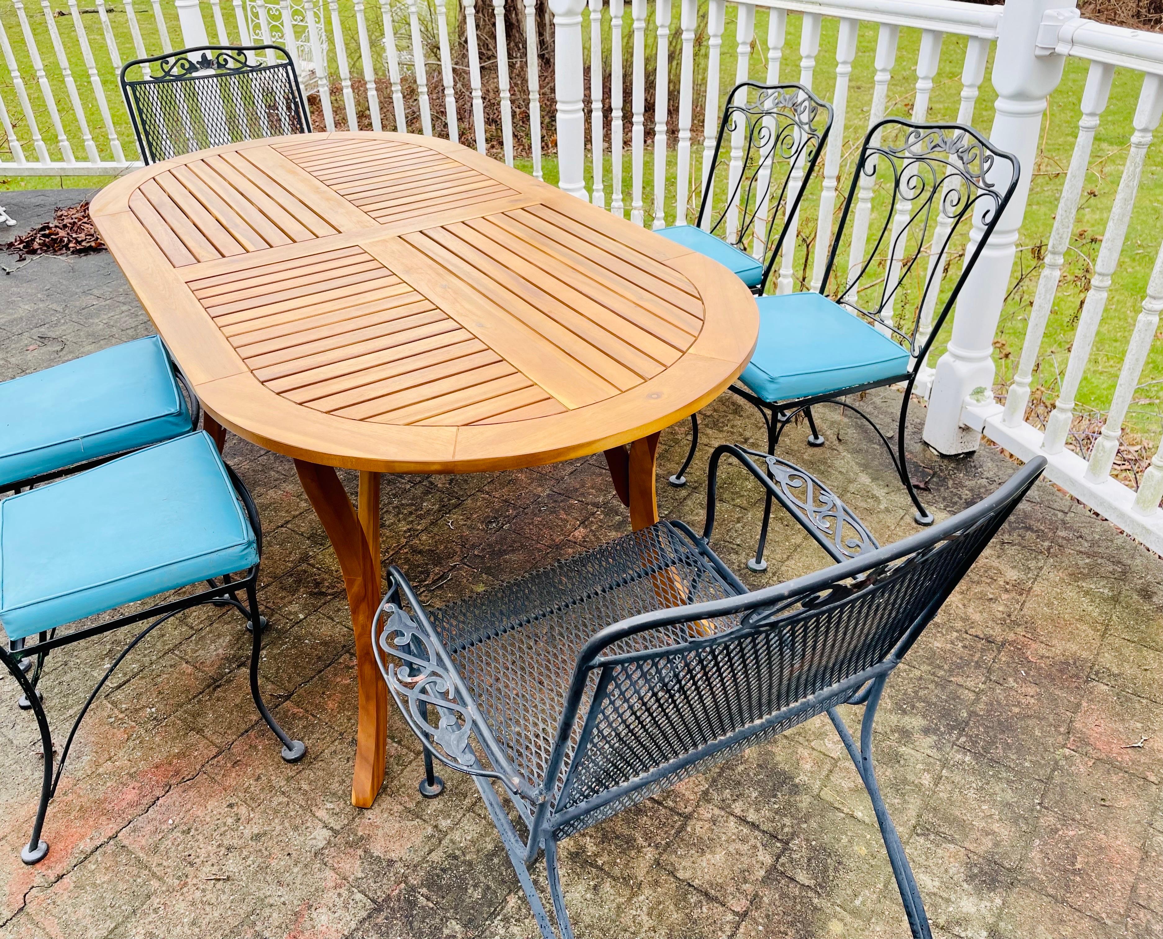 Mid-Century Modern Fauteuils de patio en fer forgé vintage avec table en teck en vente