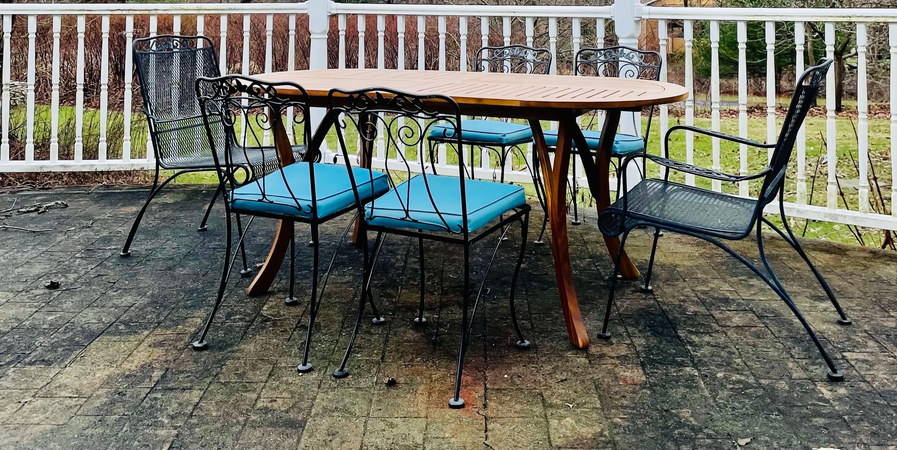 Fauteuils de patio en fer forgé vintage avec table en teck Bon état - En vente à Cumberland, RI