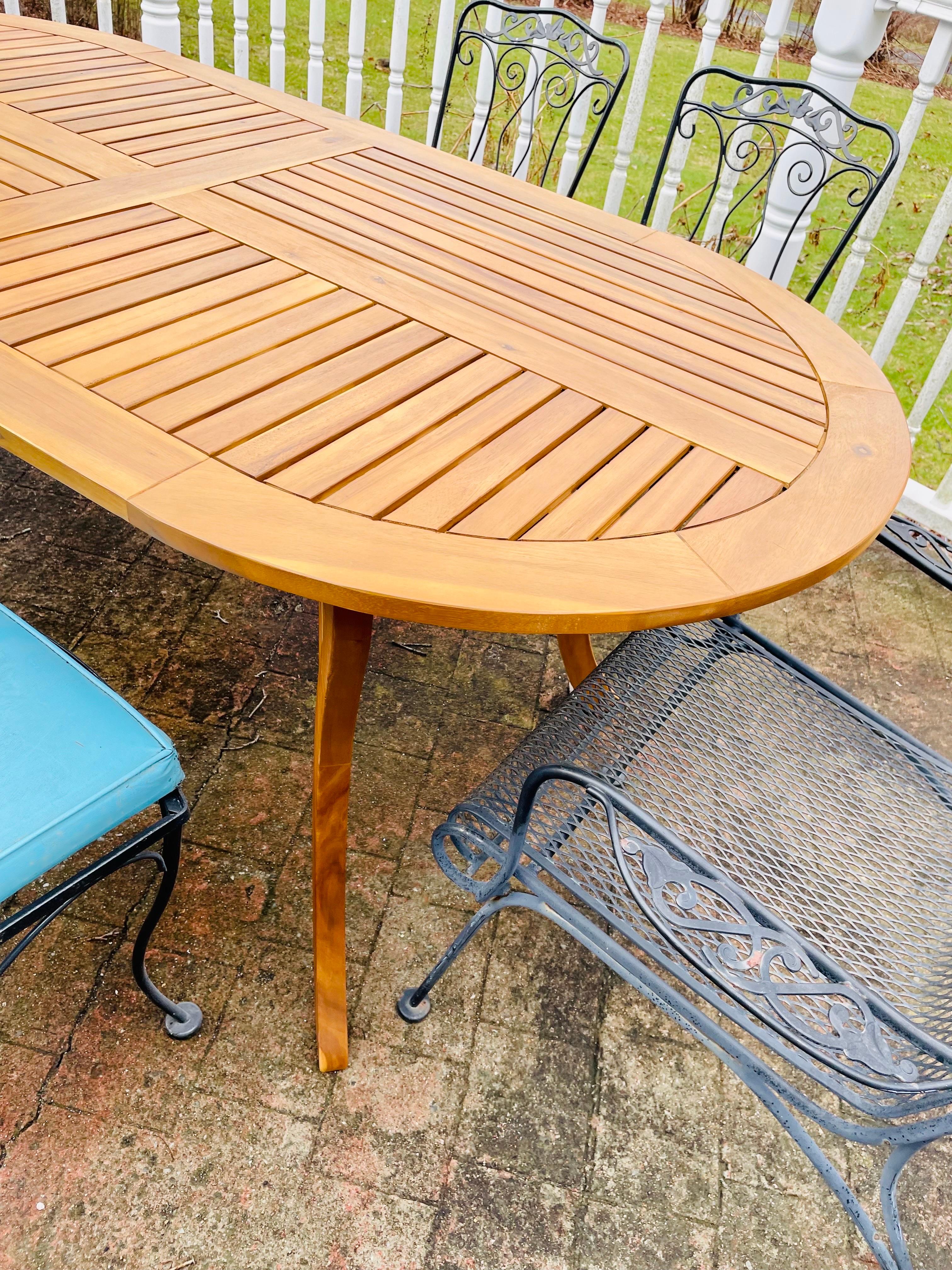 20ième siècle Fauteuils de patio en fer forgé vintage avec table en teck en vente