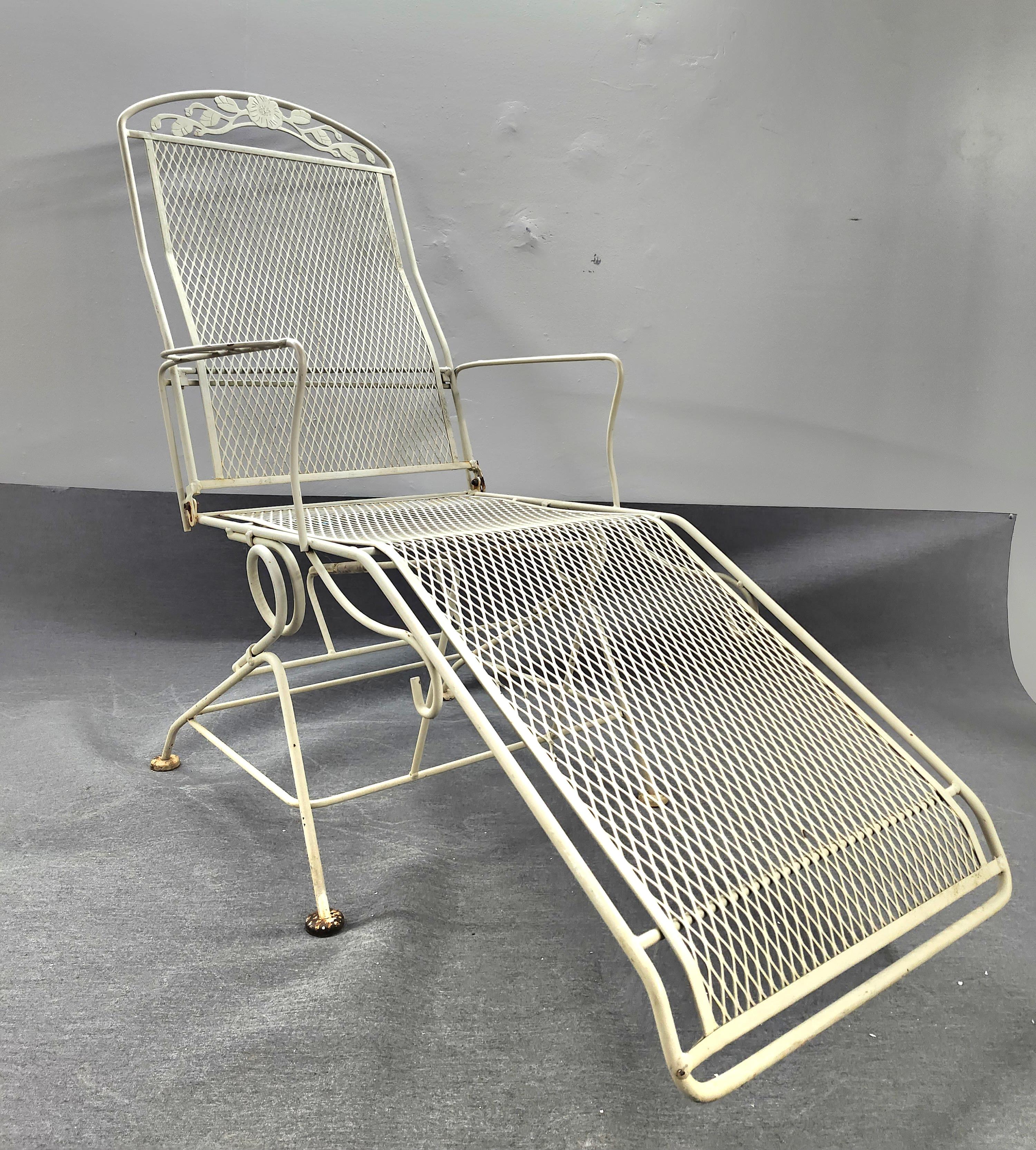 Disponible dès maintenant pour votre plaisir et prêt à être expédié est une chaise longue de patio vintage en fer forgé fabriquée par Woodard.

Cette belle chaise en fer forgé est l'accessoire idéal pour tout jardin, terrasse ou véranda. Savourez un