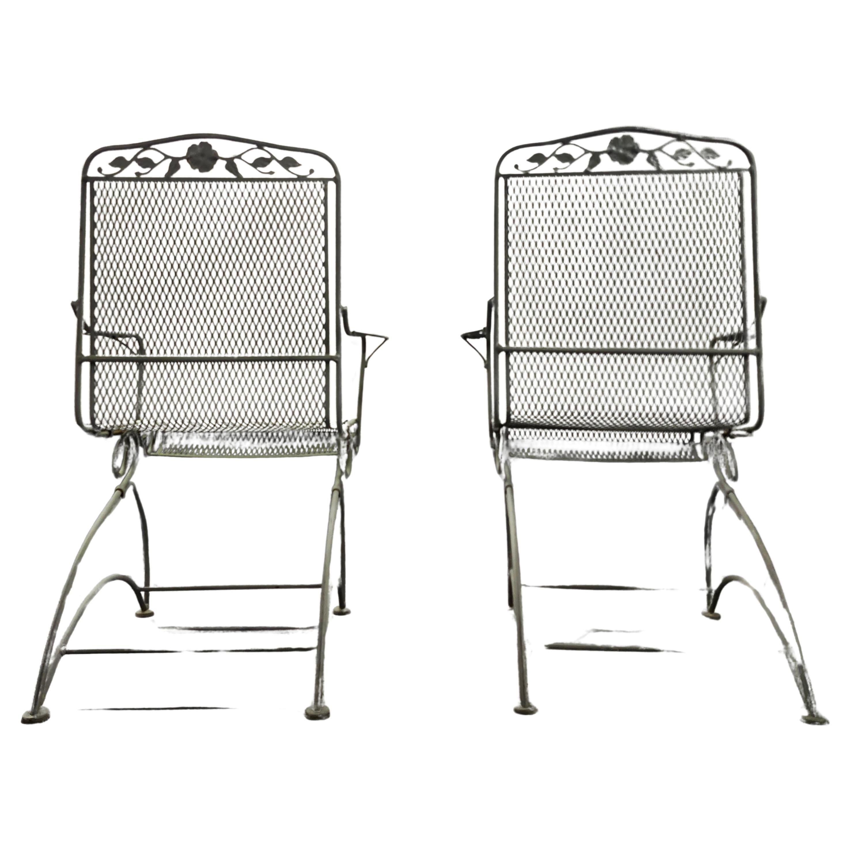 Verfügbar jetzt für Ihr Vergnügen und bereit zu versenden ist ein Paar Vintage Wrought Iron Patio Stühle von Woodard

Dieses schöne schmiedeeiserne Stuhlpaar ist die perfekte Ergänzung für jeden Garten, jede Terrasse oder Veranda. Genießen Sie ein