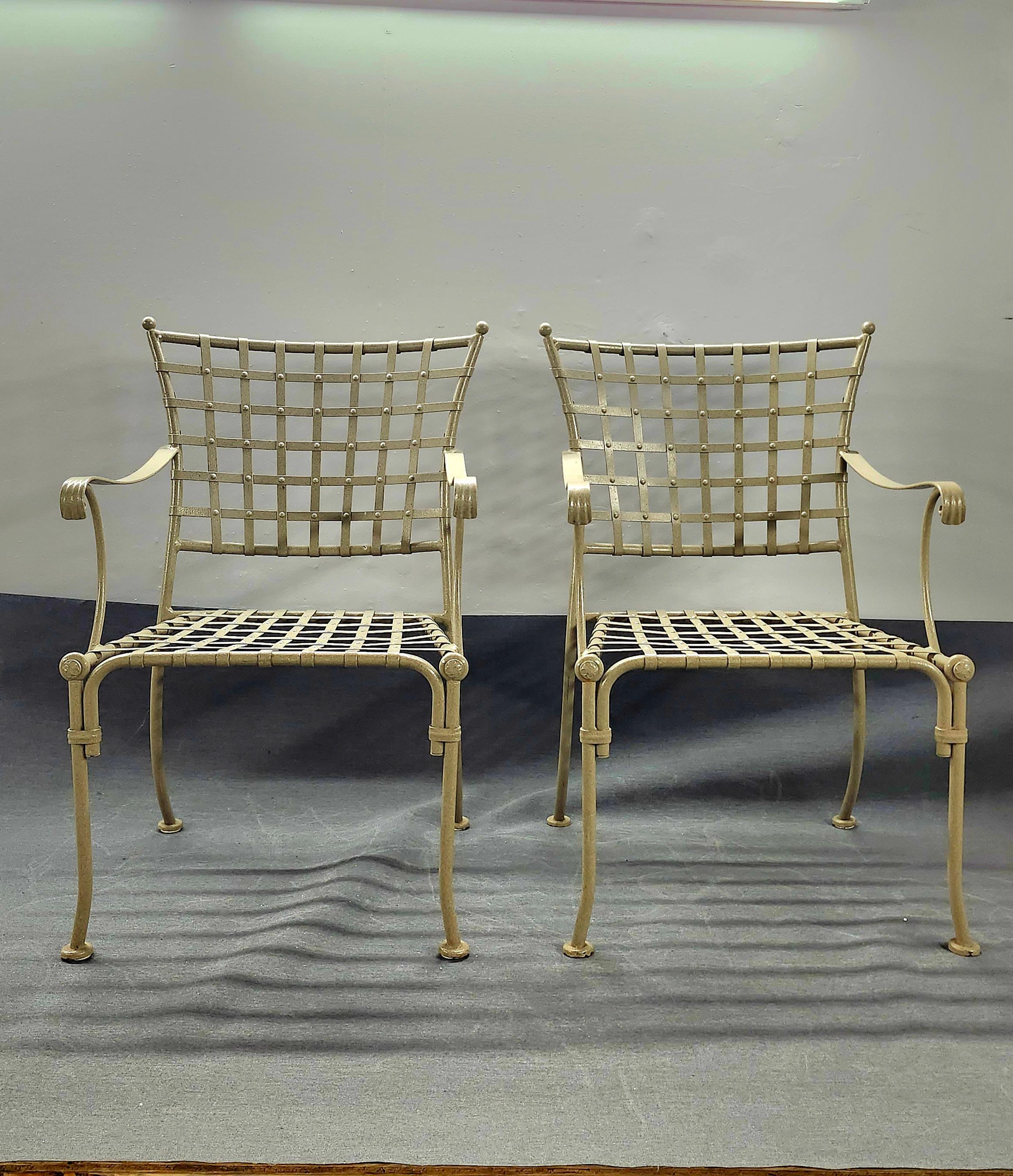 Disponible maintenant pour votre plaisir et prêt à être expédié est un Vintage Wrought Iron Patio Lounge Chairs attribué à Mario Papperzini.

Cette paire de chaises à accoudoirs en fer forgé est l'accessoire idéal pour tout jardin, terrasse ou