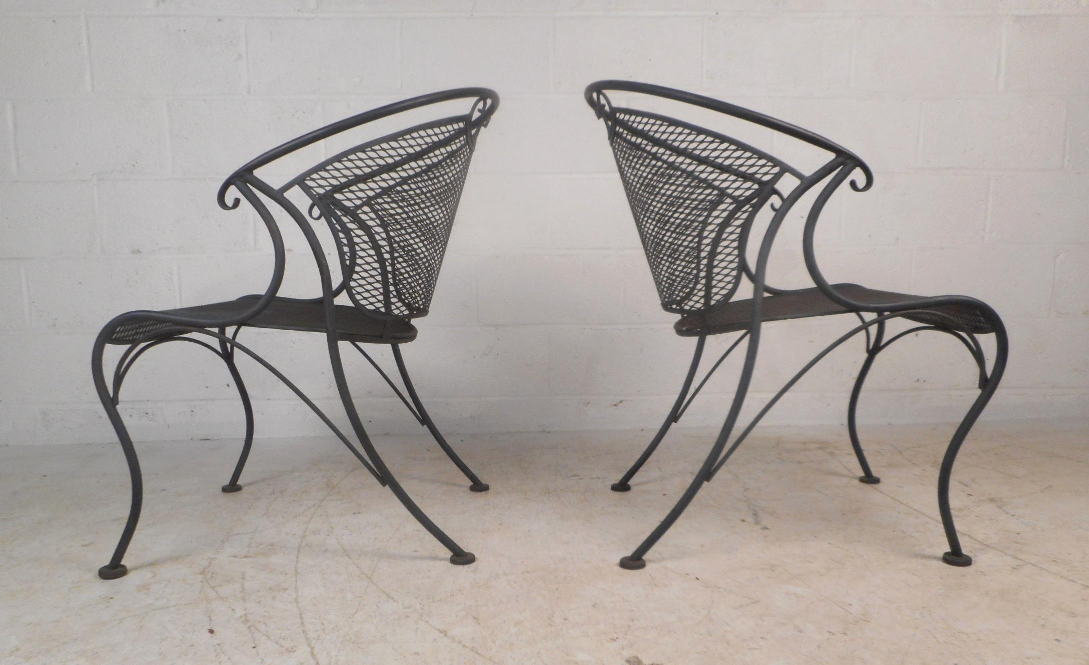 Vintage Wrought Iron Patio Set In Good Condition In Brooklyn, NY