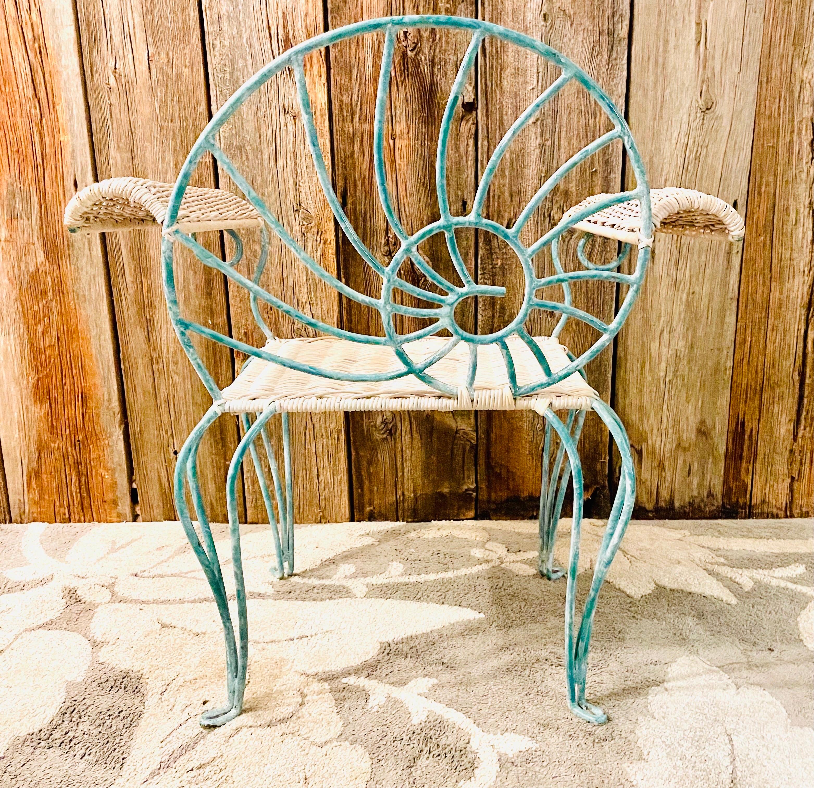 20ième siècle Vieille chaise en fer forgé Antique Teal Shell Arm Chair en vente