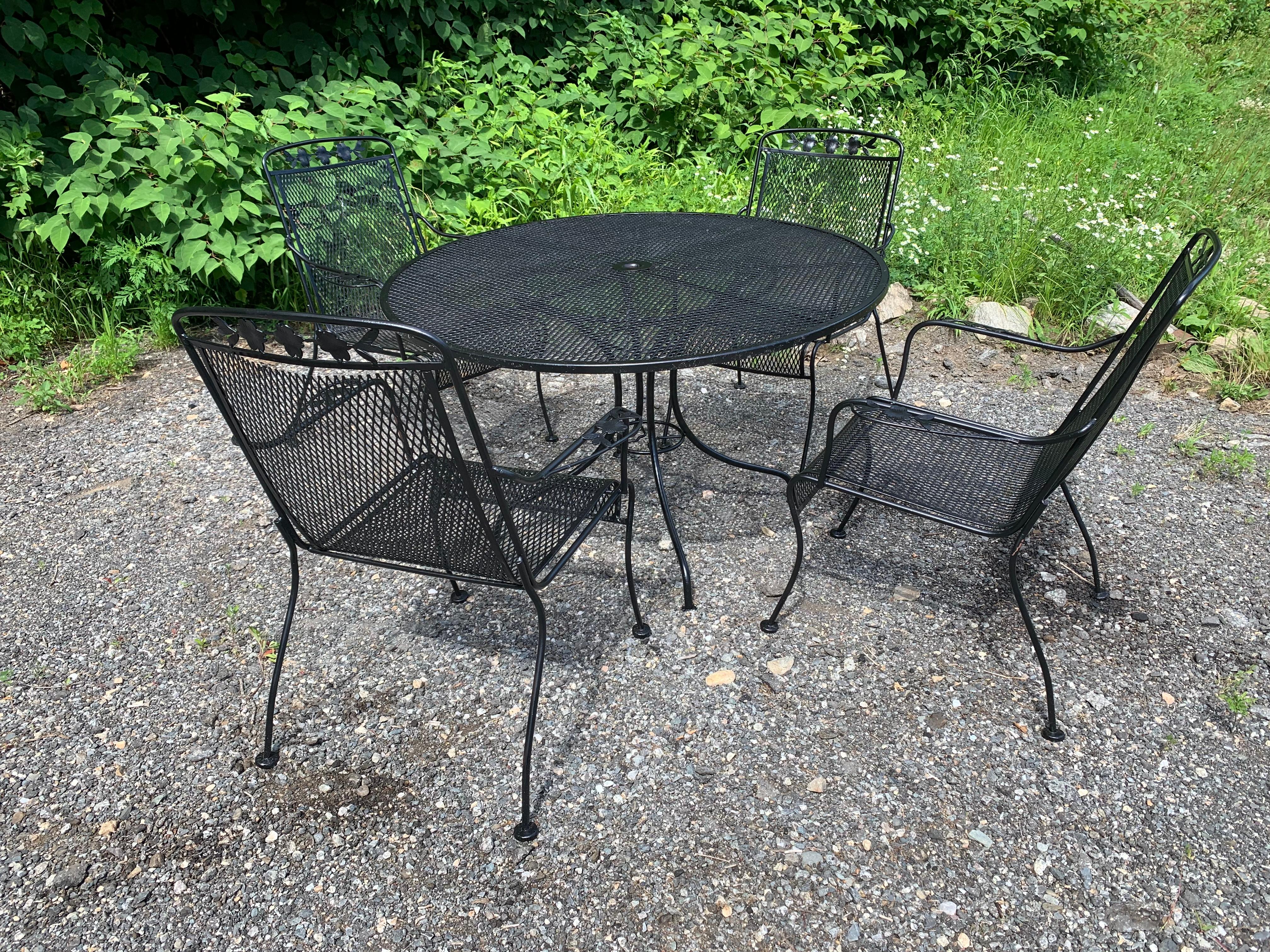 Sièges en fer forgé vintage, ensemble de 4 chaises et table Bon état - En vente à Cumberland, RI