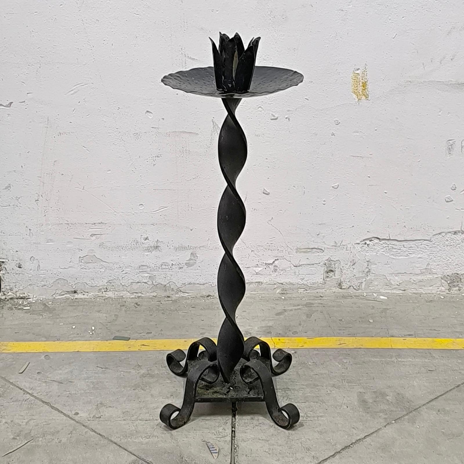 Vintage Schmiedeeisen Standing Candle Holder (Europäisch) im Angebot