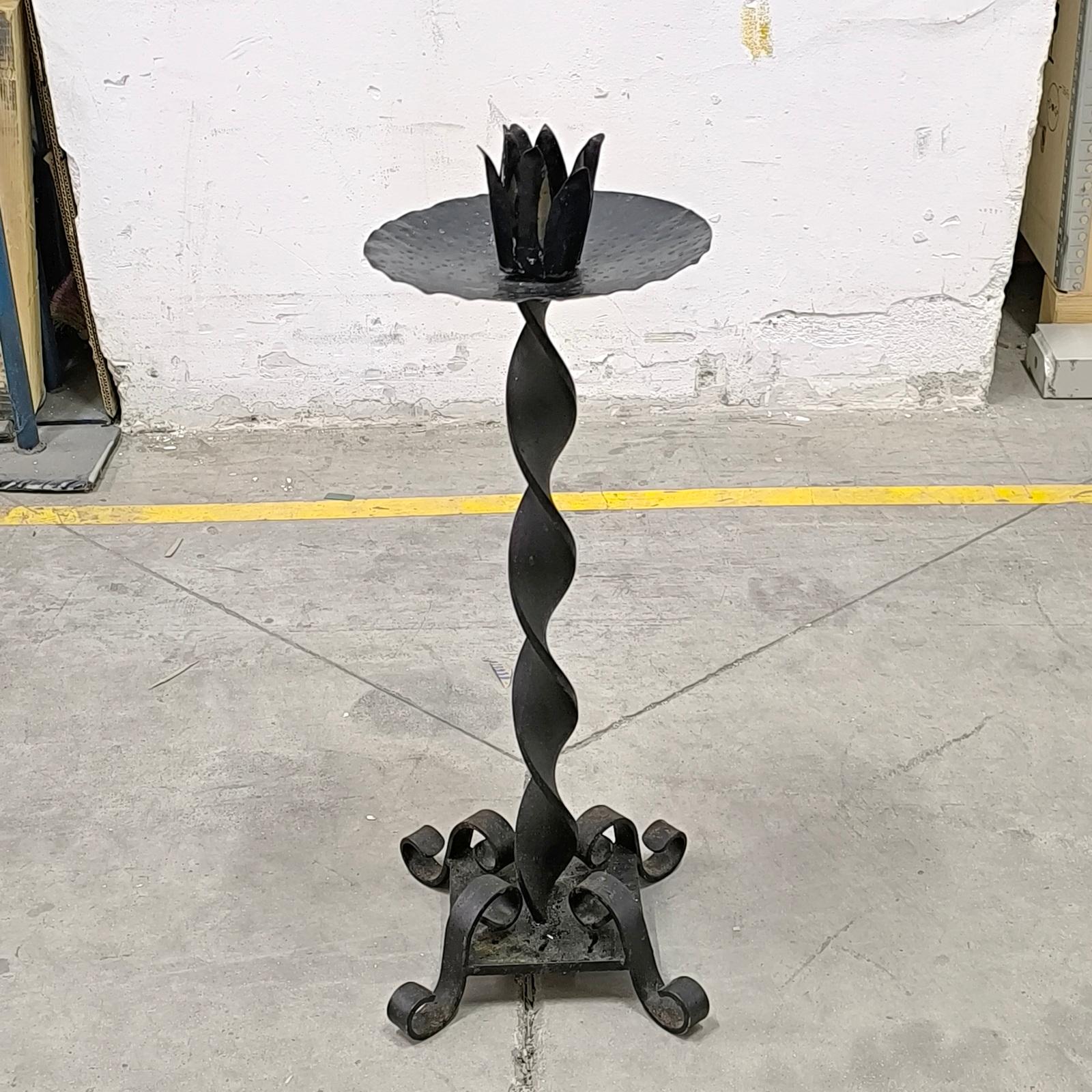 Vintage Schmiedeeisen Standing Candle Holder (Handgefertigt) im Angebot