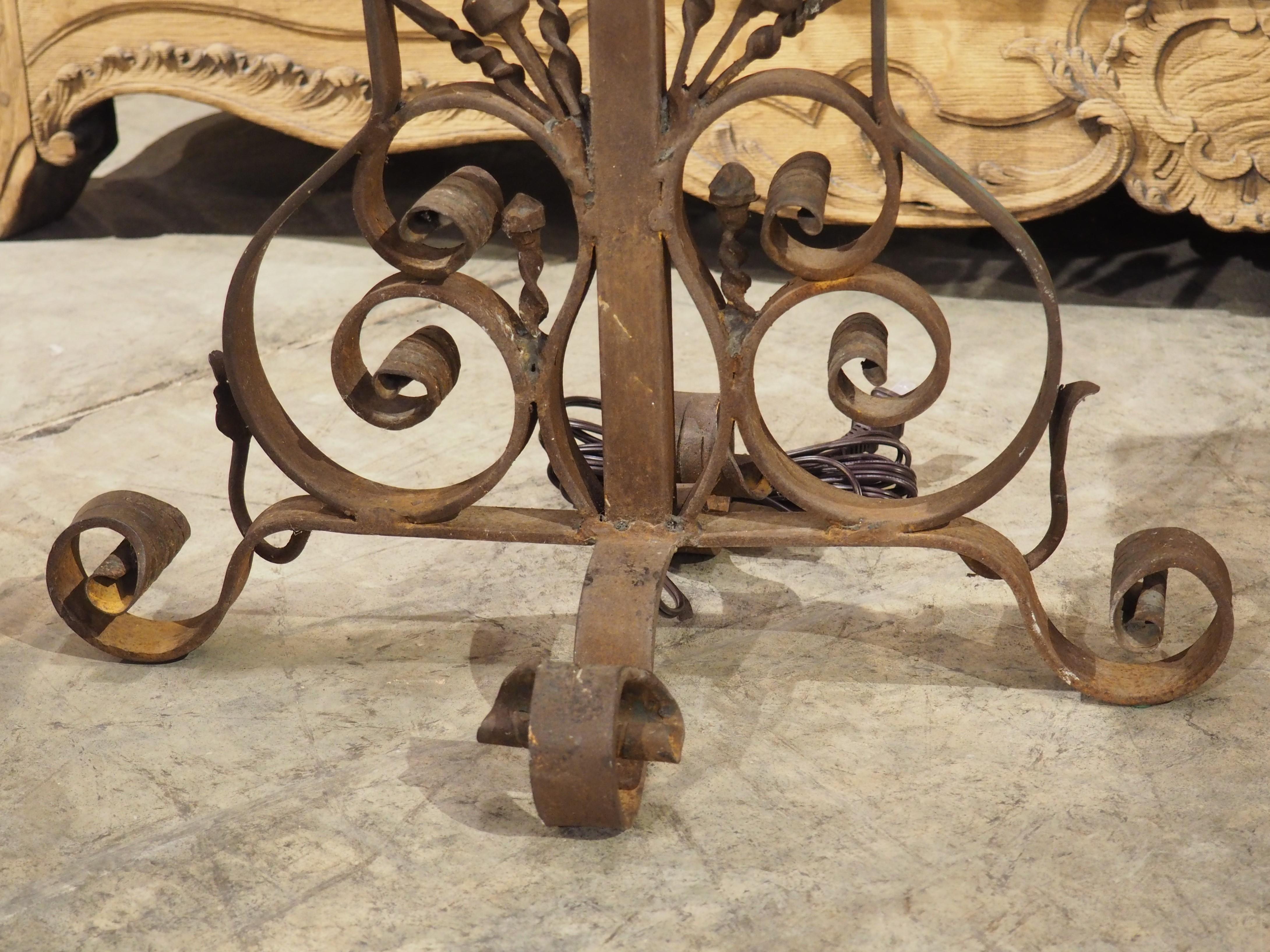 Métal Lampe de table vintage en fer forgé avec abat-jour en lin en vente