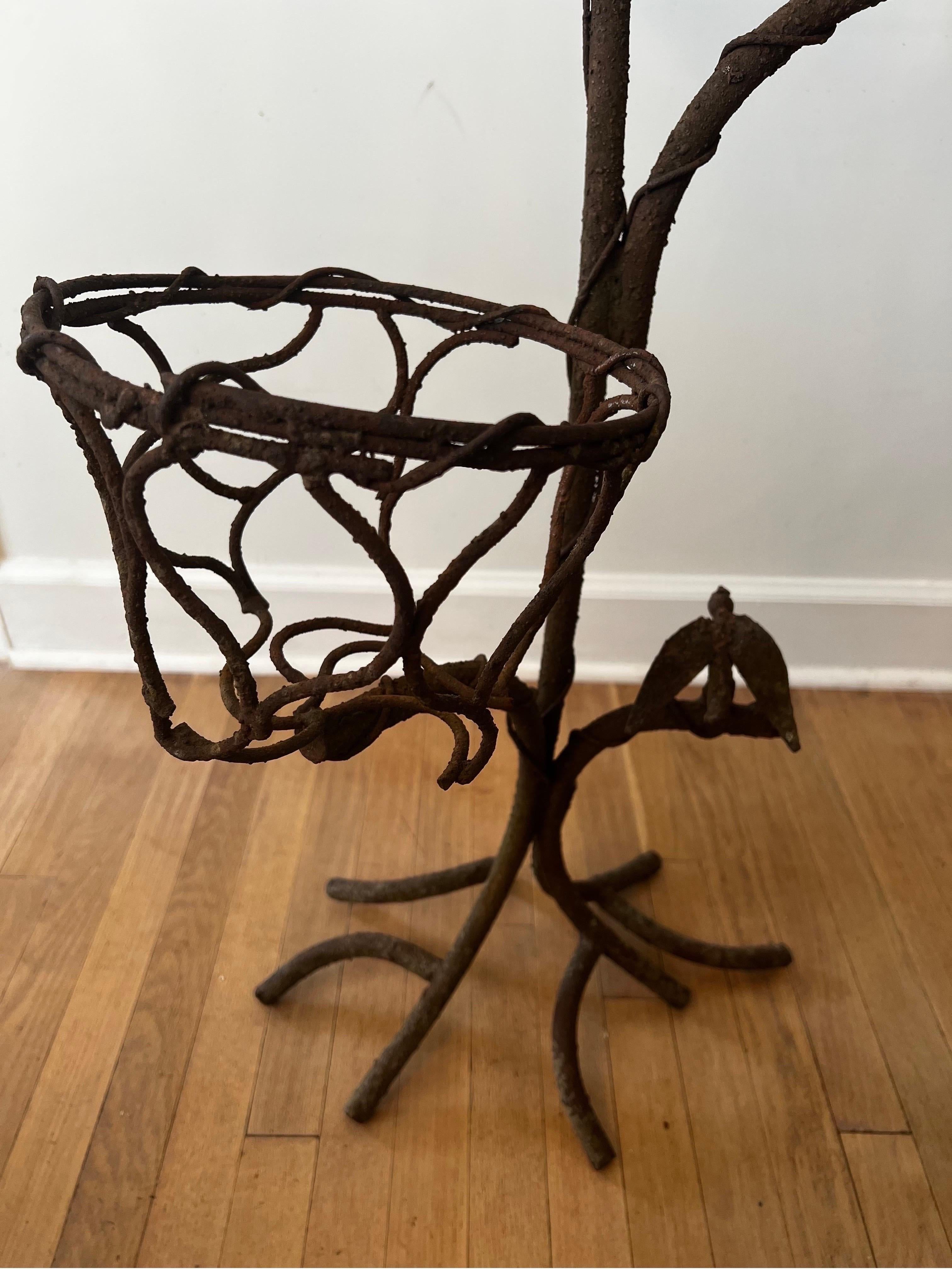 Vintage Schmiedeeisen Baum Zweige mit Vogel Pflanzen Stand in der Art von Giacometti (Arts and Crafts) im Angebot