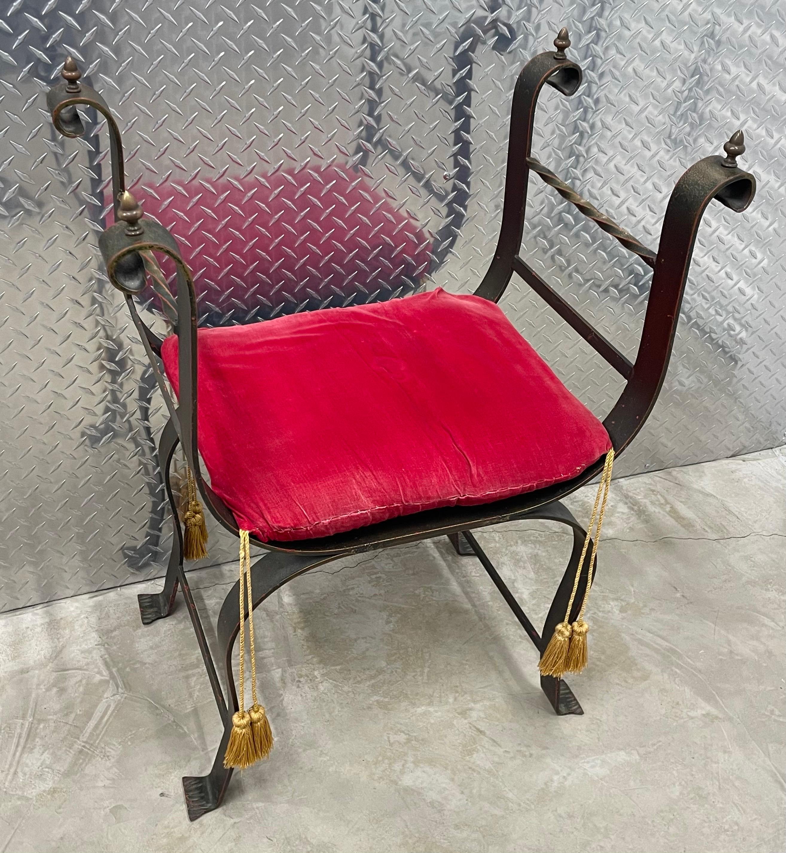 Fauteuil de coiffeuse ou de dressing vintage gothique en fer forgé avec assise en velours.
