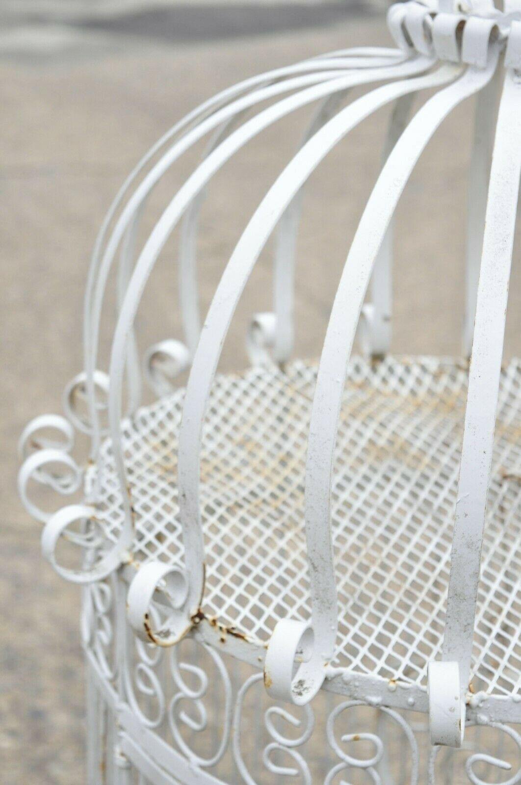 Cage à oiseaux de jardin vintage en fer forgé de style victorien en métal à fil métallique à volutes en vente 6