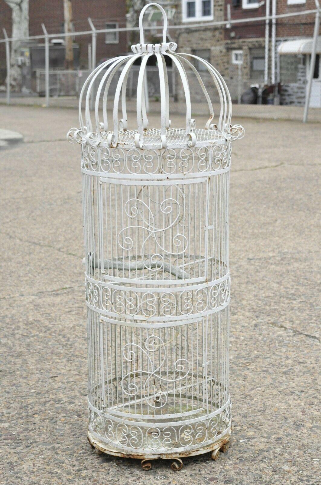 Vieille cage à oiseaux de jardin en fer forgé de style victorien, avec fil métallique défilant, de 58 pouces de haut. L'article présente un design à volutes, une grande forme majestueuse, un fronton en forme de couronne, (2) portes battantes, un