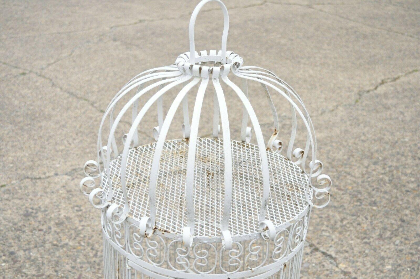 Victorien Cage à oiseaux de jardin vintage en fer forgé de style victorien en métal à fil métallique à volutes en vente