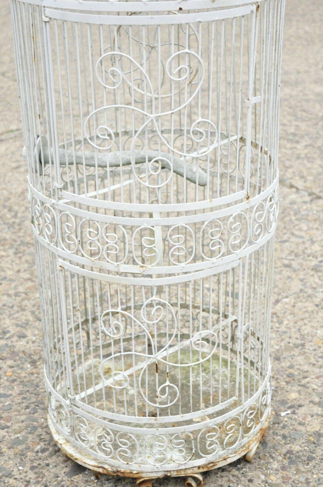 Cage à oiseaux de jardin vintage en fer forgé de style victorien en métal à fil métallique à volutes État moyen - En vente à Philadelphia, PA