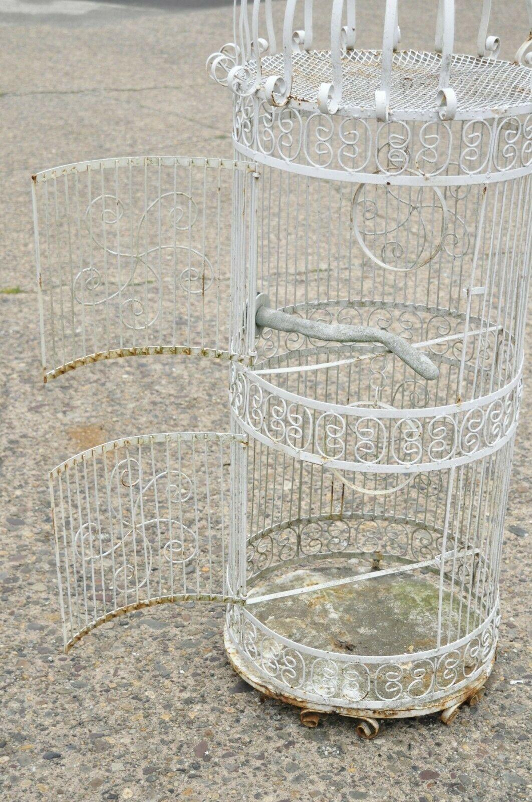 Fer forgé Cage à oiseaux de jardin vintage en fer forgé de style victorien en métal à fil métallique à volutes en vente
