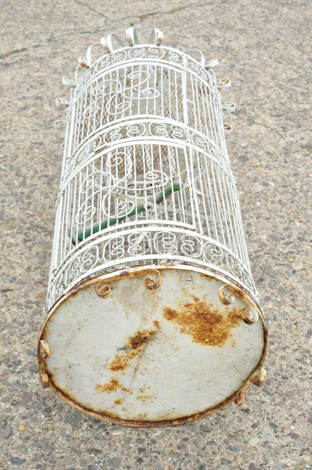 Cage à oiseaux de jardin vintage en fer forgé de style victorien en métal à fil métallique à volutes en vente 1