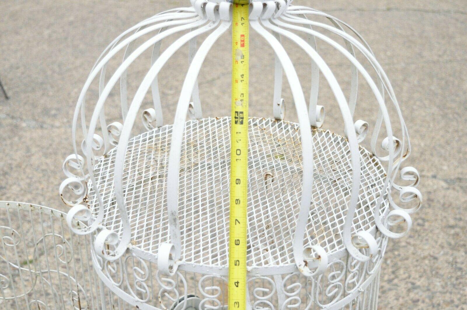 Cage à oiseaux de jardin vintage en fer forgé de style victorien en métal à fil métallique à volutes en vente 3