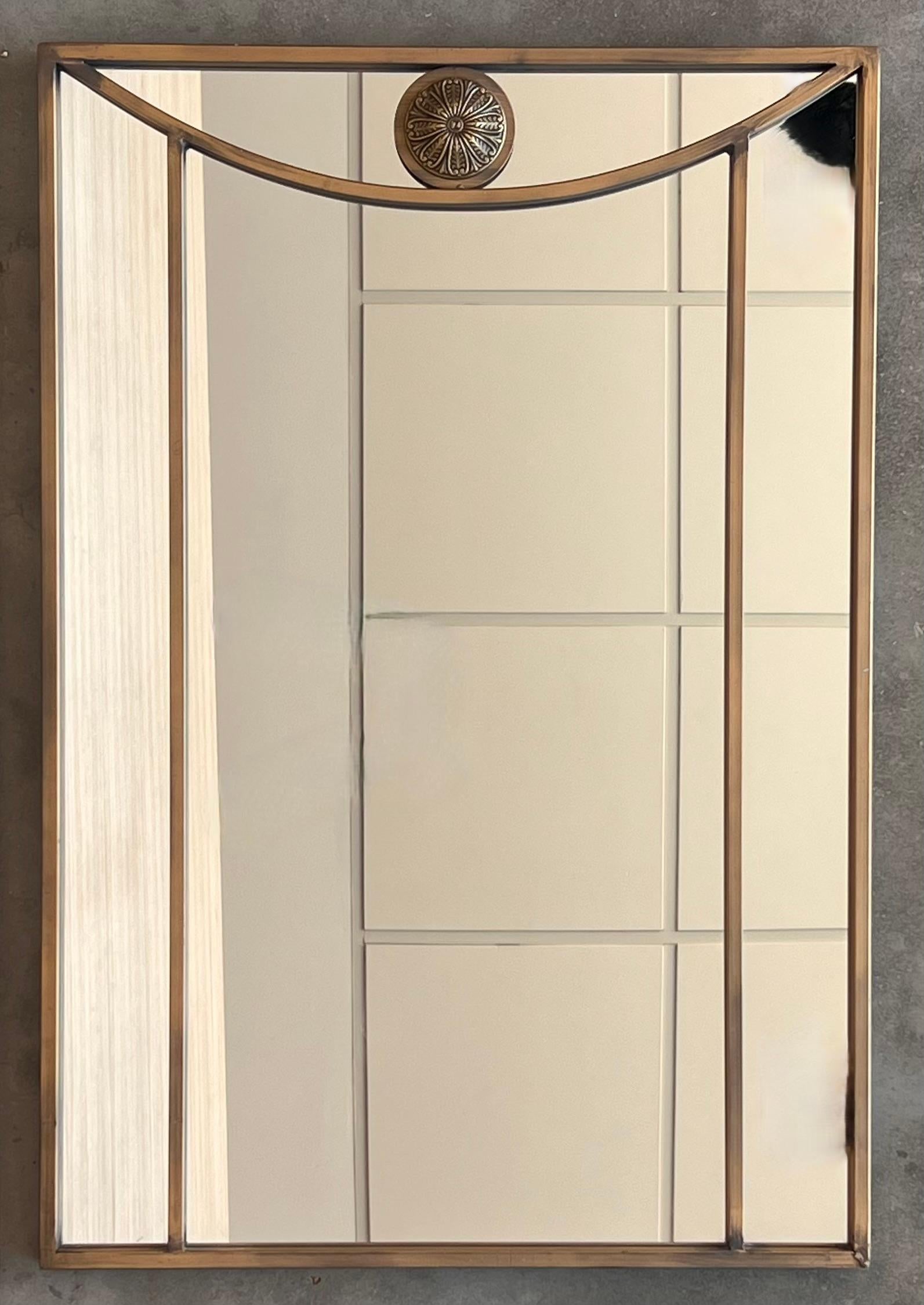 Cadre de miroir mural vintage en fer forgé Élément de jardin. L'objet est doté d'un cadre fait à la main avec des détails ornementaux en forme de volutes. 
Circa Late 20th Century.