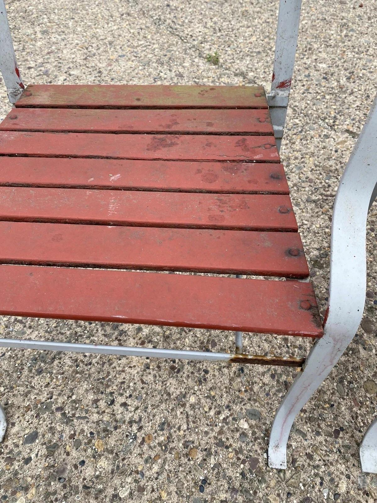 Sedie vintage in ferro battuto con doghe in legno in stile francese per il giardino e il patio all'aperto - una coppia in vendita 4
