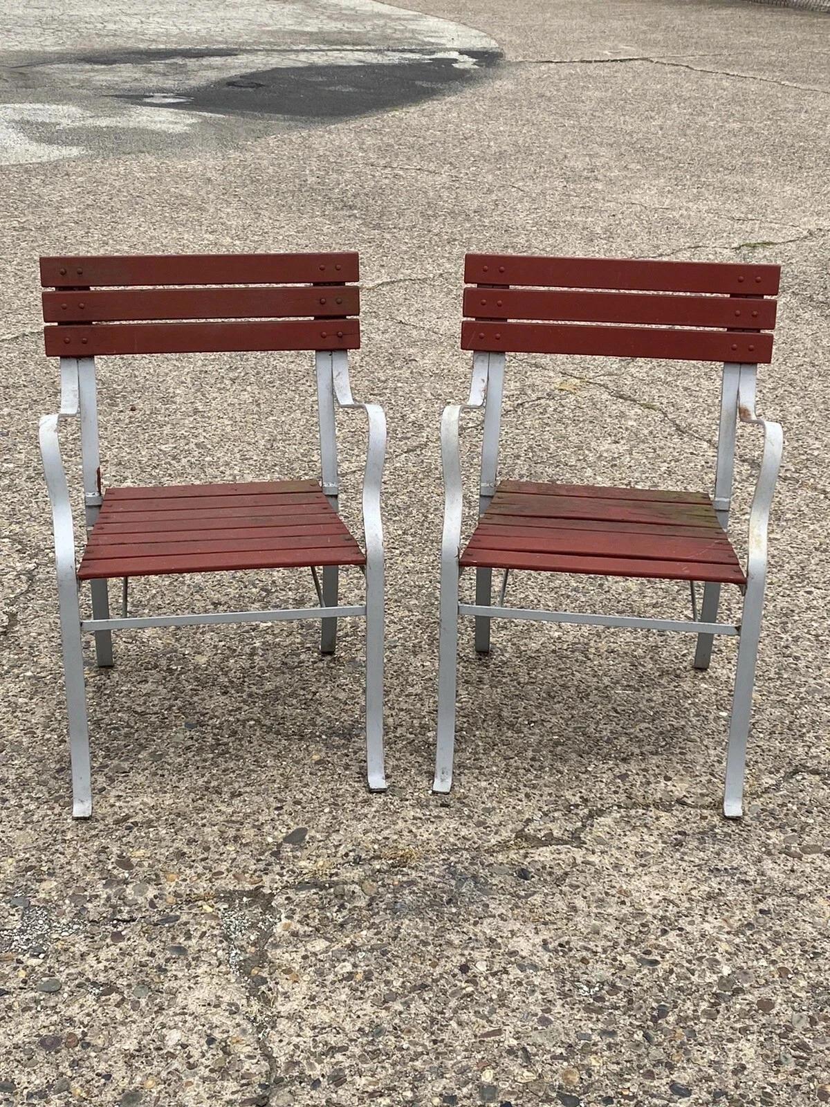 Inviaci un messaggio con il tuo codice postale per richiedere un preventivo per la spedizione negli Stati Uniti.

Sedie da giardino in stile francese con doghe in legno di ferro battuto vintage - una coppia. L'articolo presenta schienale e seduta a