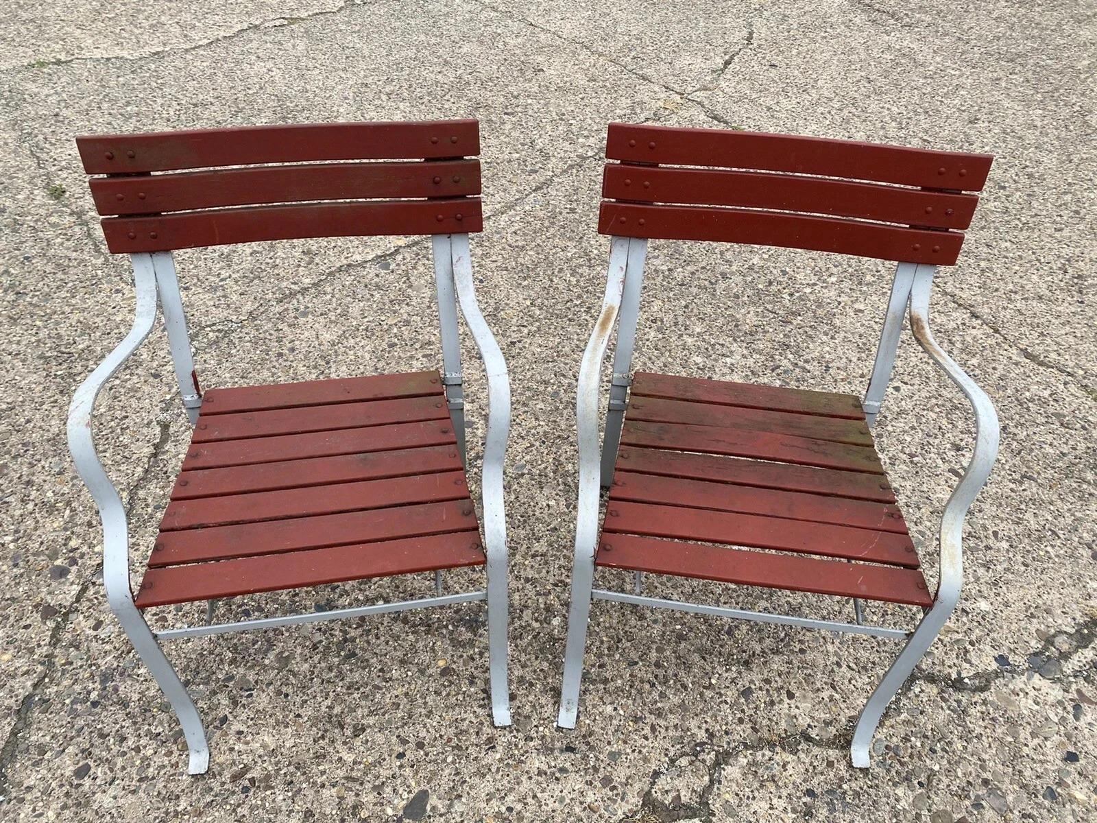 Sedie vintage in ferro battuto con doghe in legno in stile francese per il giardino e il patio all'aperto - una coppia In condizioni buone in vendita a Philadelphia, PA