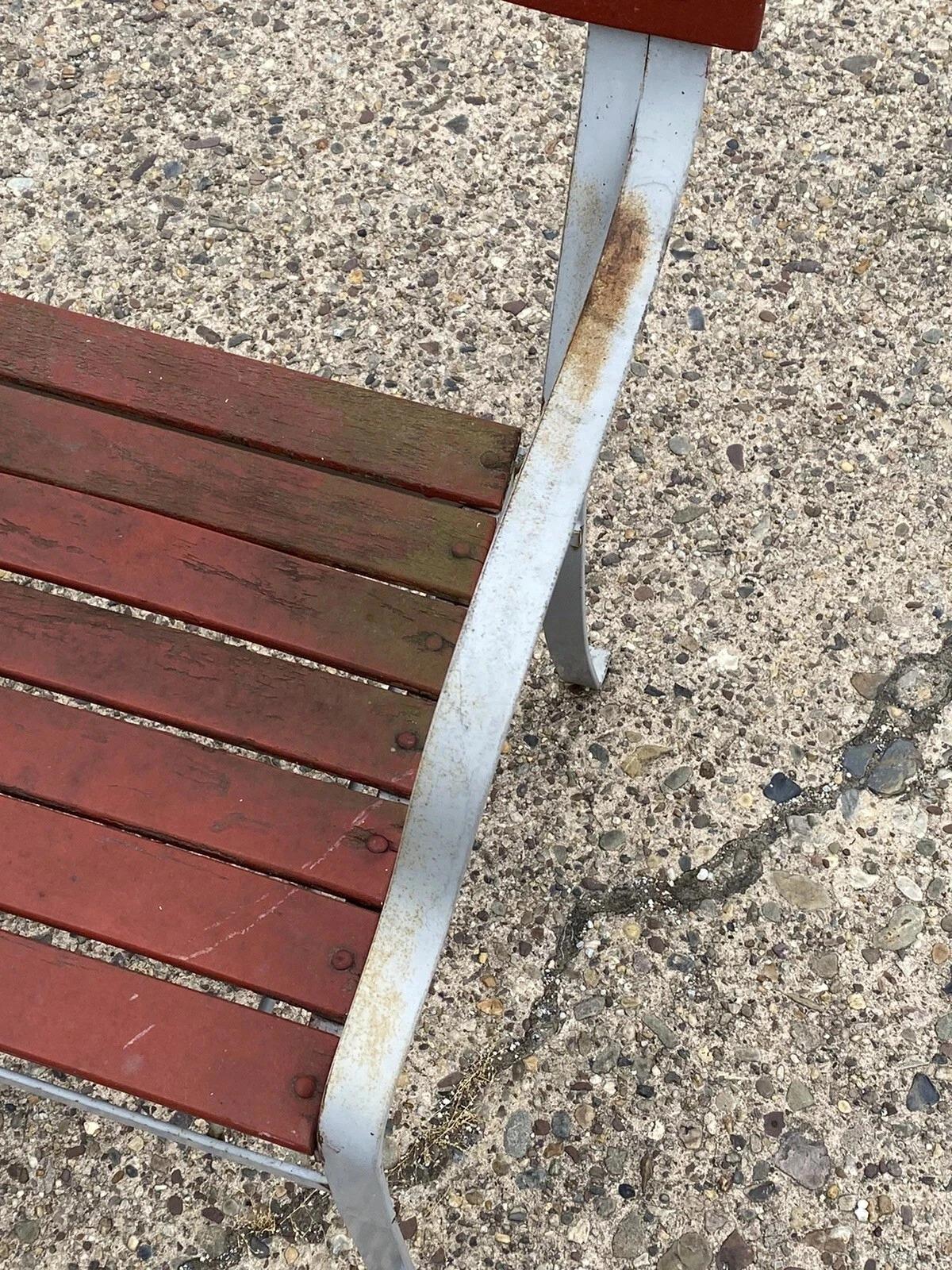 Ferro Sedie vintage in ferro battuto con doghe in legno in stile francese per il giardino e il patio all'aperto - una coppia in vendita