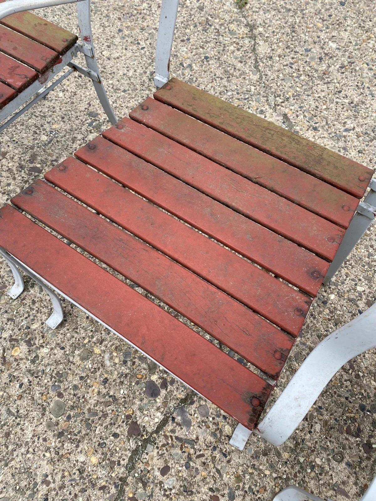 Sedie vintage in ferro battuto con doghe in legno in stile francese per il giardino e il patio all'aperto - una coppia in vendita 2
