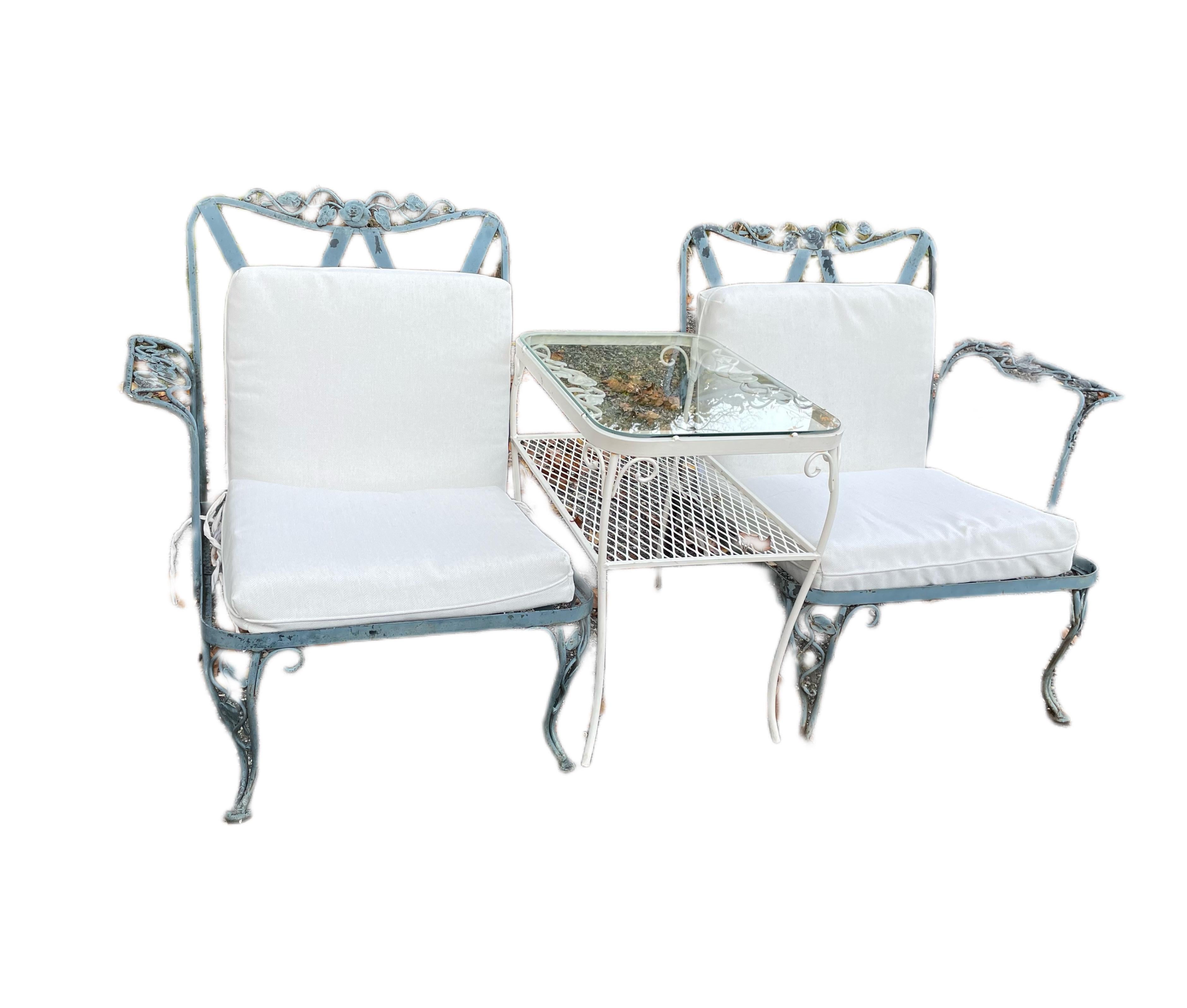Vintage wrought iron woodard Chantilly rose Tete-a-Tete Style loveseat.

In stock and ready to ship for your enjoyment is this versatile loveseat and table arrangement made by Russell Woodard and of the highly sought after and most desirable