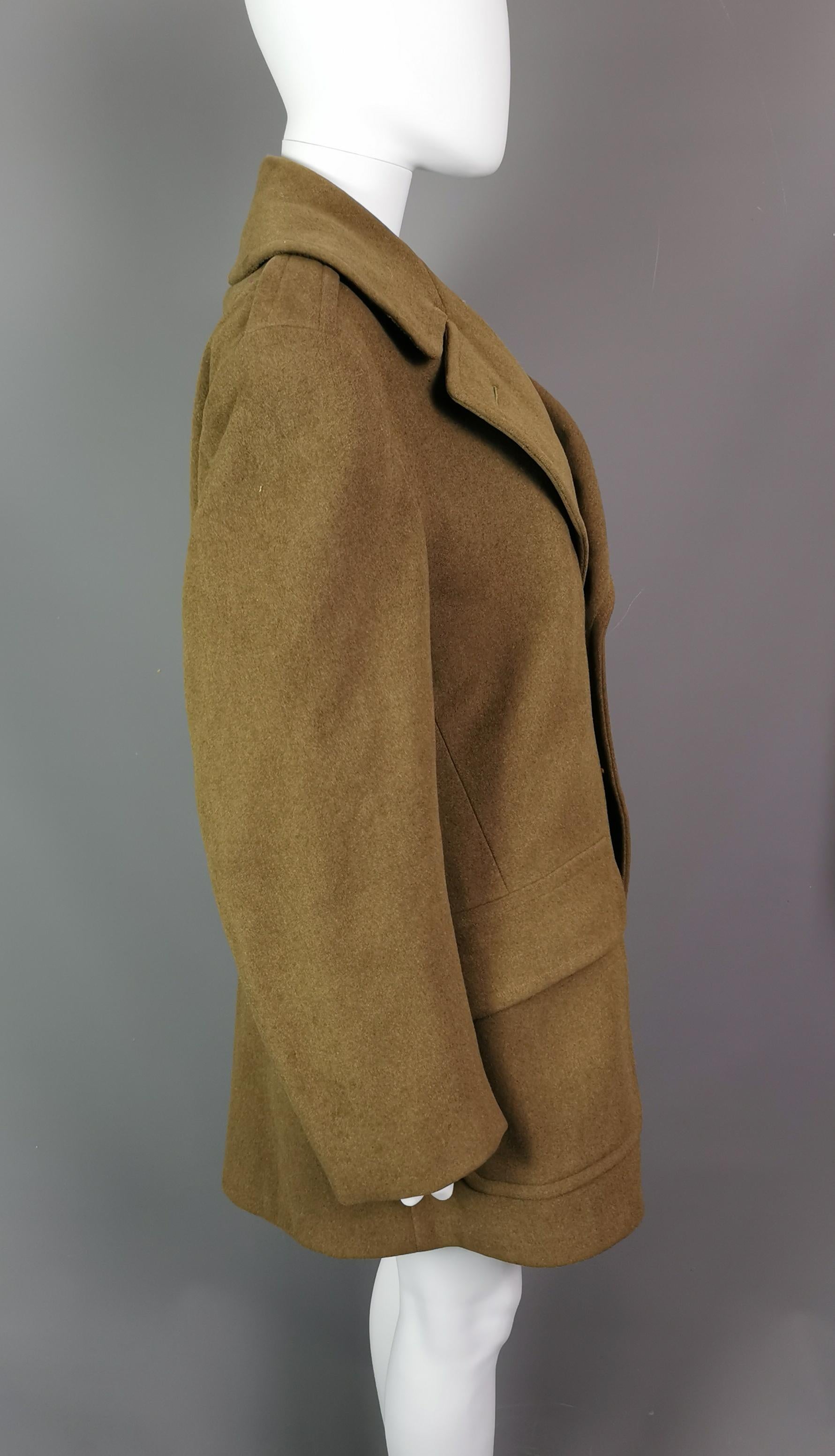 Vintage WW2 Army officers overcoat, regulation  In Fair Condition In NEWARK, GB
