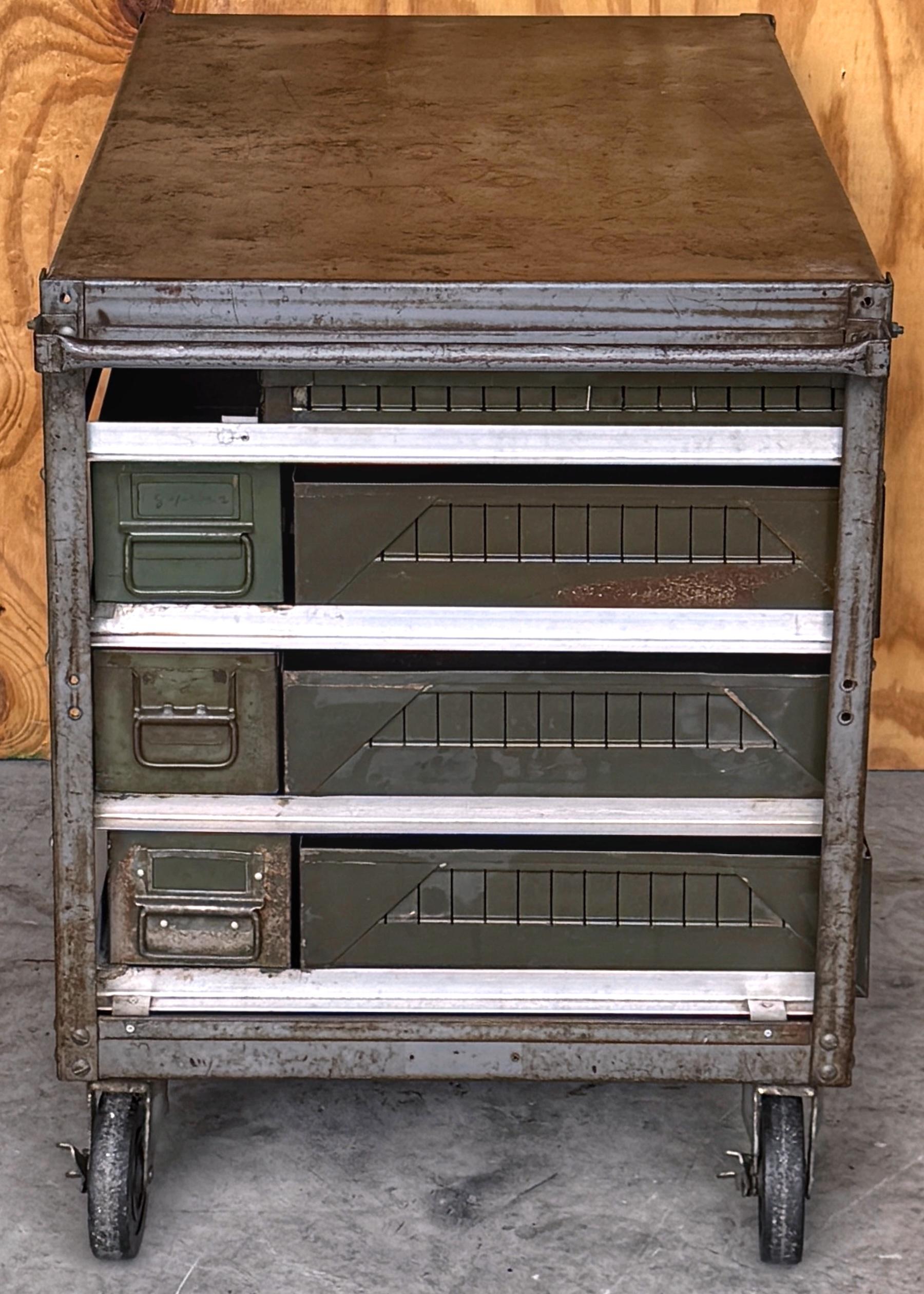 Vintage WWII Estación de trabajo industrial militar / Estación de servicio / Bar seco en venta 2