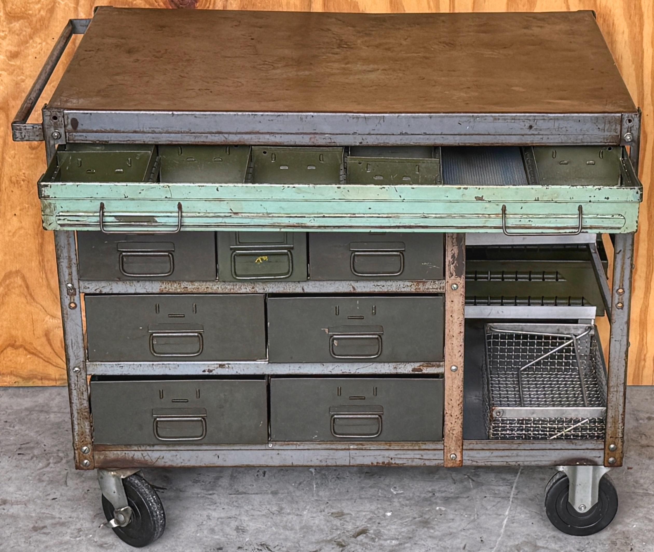 Vintage WWII Estación de trabajo industrial militar / Estación de servicio / Bar seco en venta 3